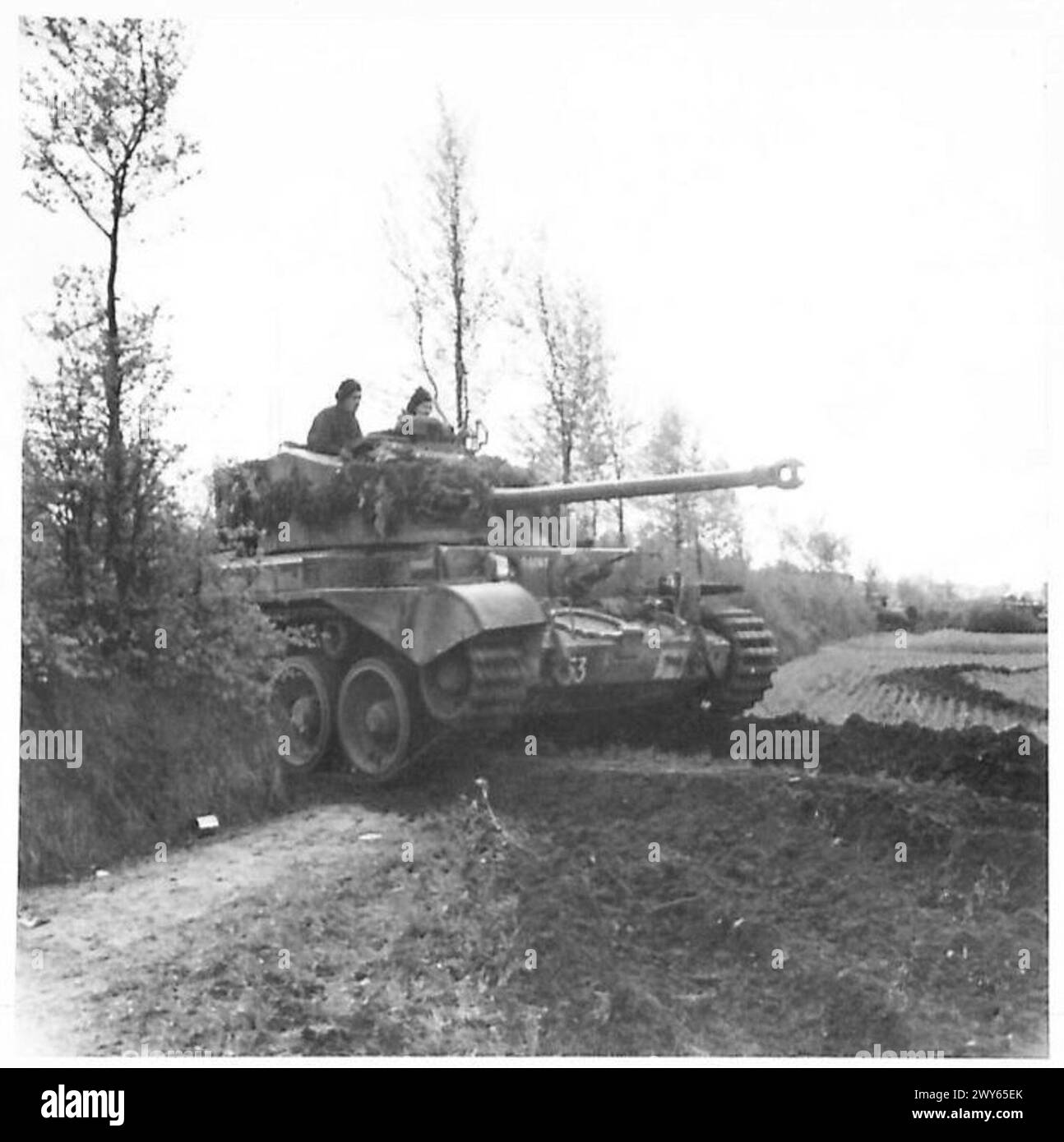 11e DIVISION BLINDÉE À L'EST DE L'ELBE - chars comètes du Fife et des Forfars, quittant Schwarzenbek, avec l'infanterie du régiment du Cheshire chevauchant sur le dos de leurs chars. , Armée britannique, 21e groupe d'armées Banque D'Images