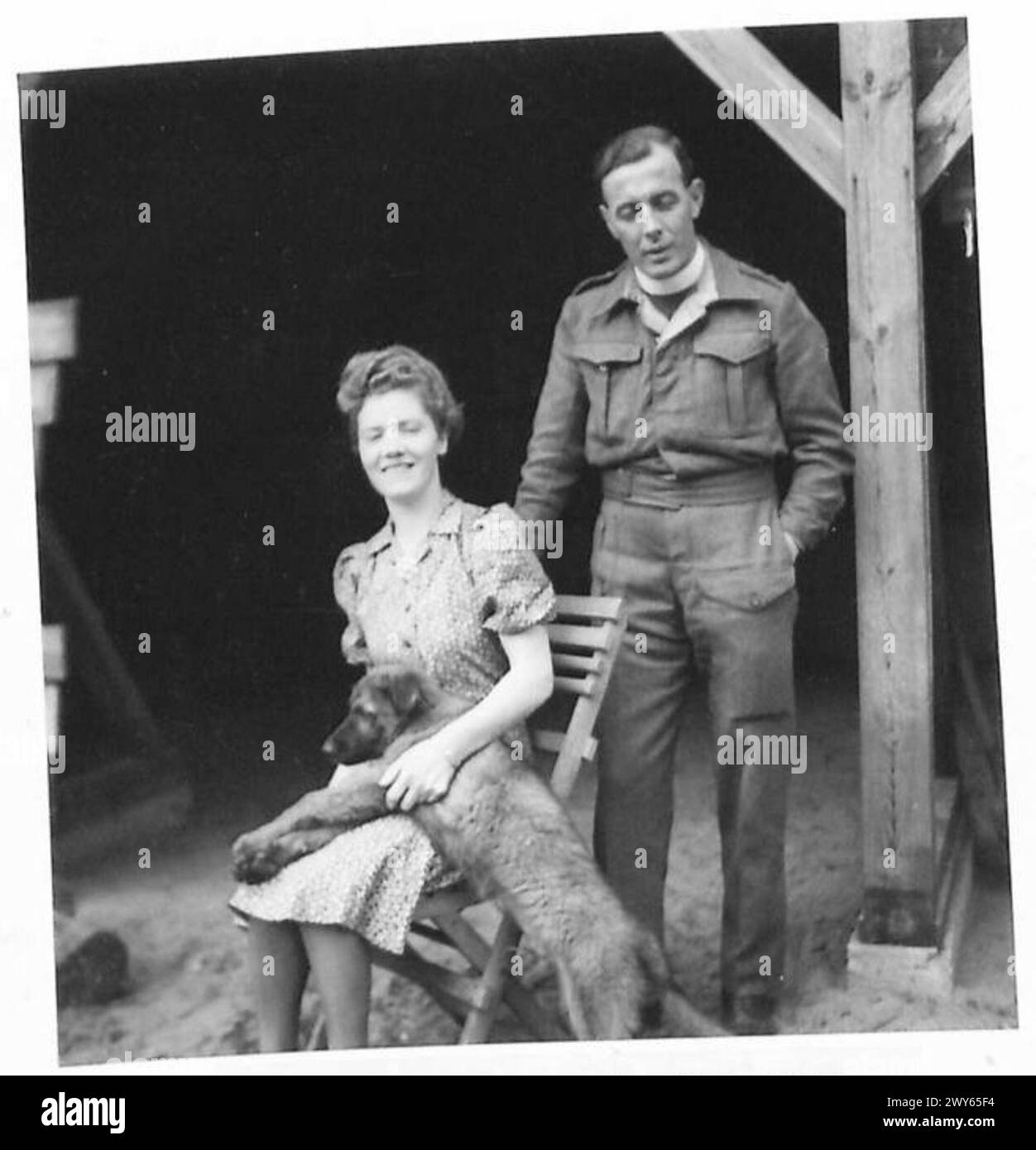 LE CENTRE DE RETRAITE CATHOLIQUE MARYKNOLL, MARDORF - Mlle J.T. Mullen avec le père J. McKenny de Newcastle-upon-Tyne. , Armée britannique du Rhin Banque D'Images