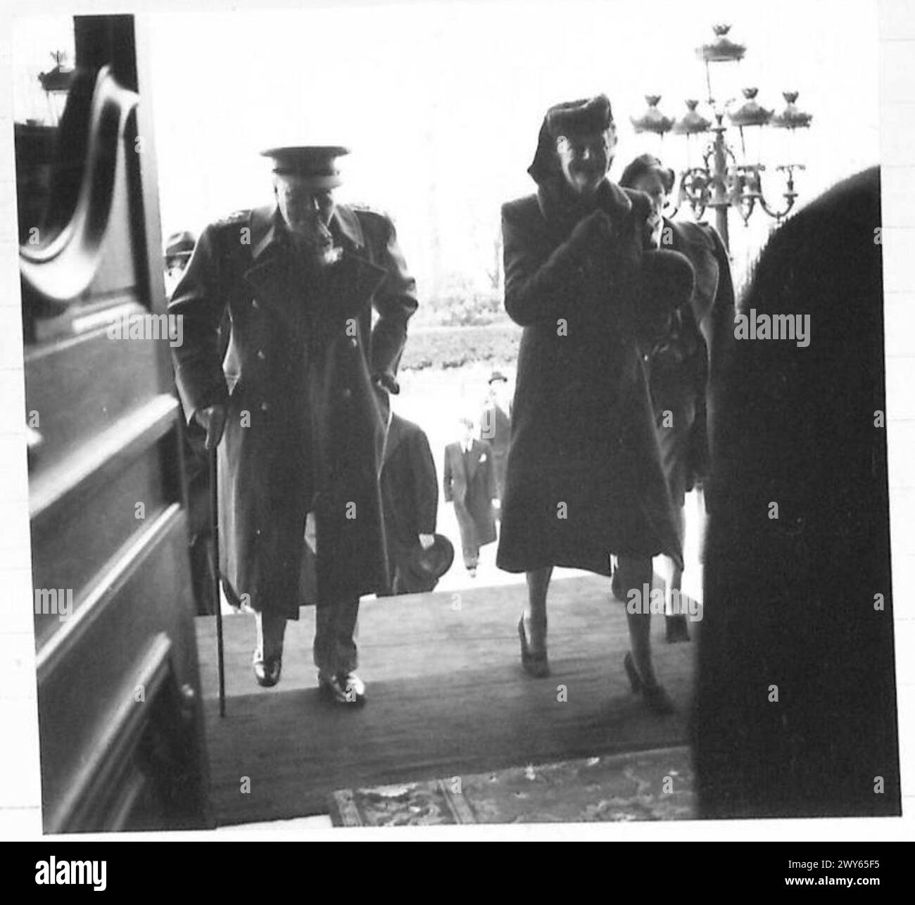 Mr. et Mrs. Churchill entrent dans le quai d'Orsay à Paris lors d'une visite dans le sud-est de la France alors que les opérations du 21e groupe d'armées britannique sont en cours. Banque D'Images