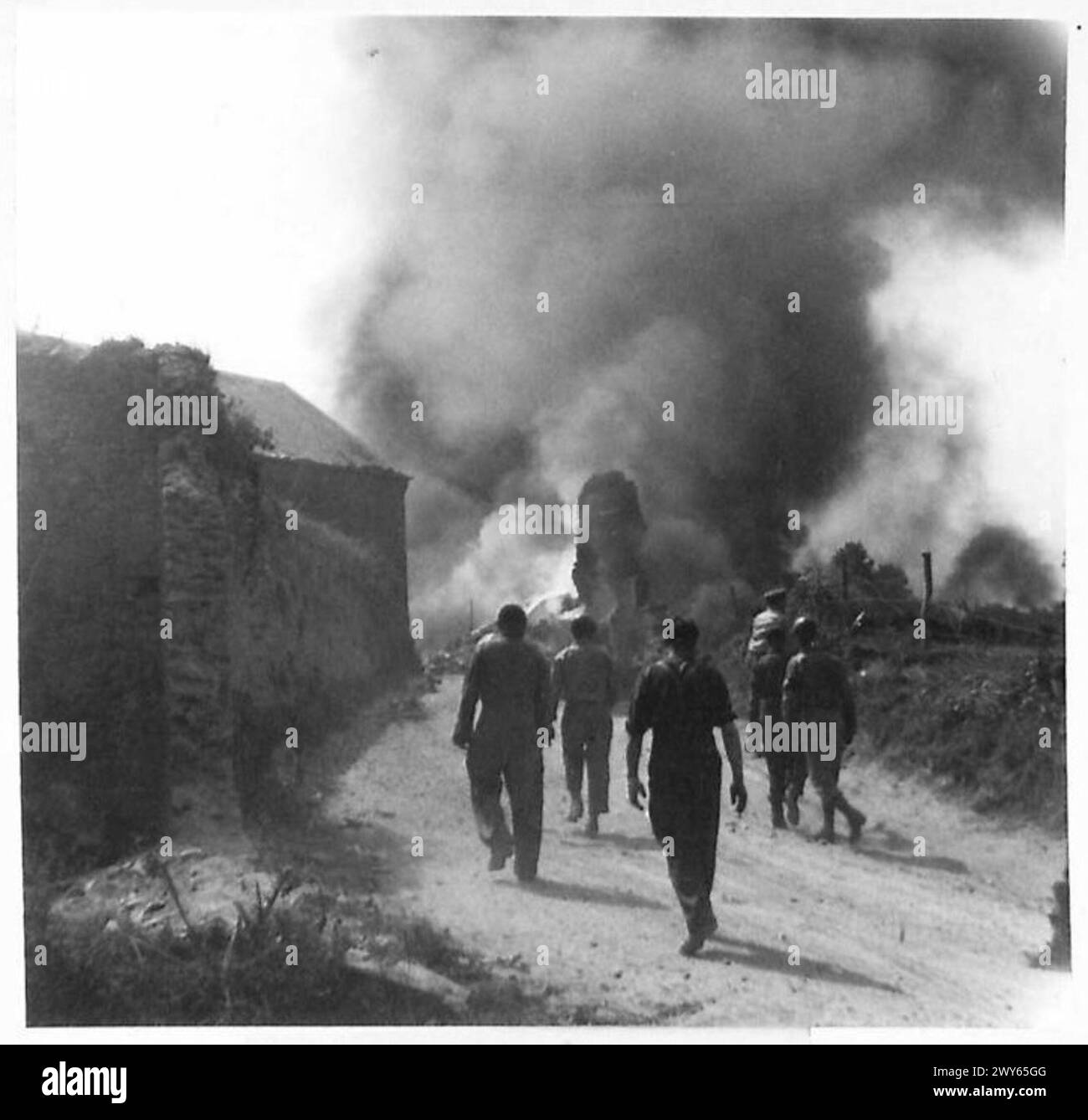Un crash de bombardier à Cahagnolies provoque un incendie, observé et géré par le British Army, 21st Army Group lors des opérations militaires. Banque D'Images Un crash de bombardier à Cahagnolies provoque un incendie, observé et géré par le British Army, 21st Army Group lors des opérations militaires. Banque D'Images