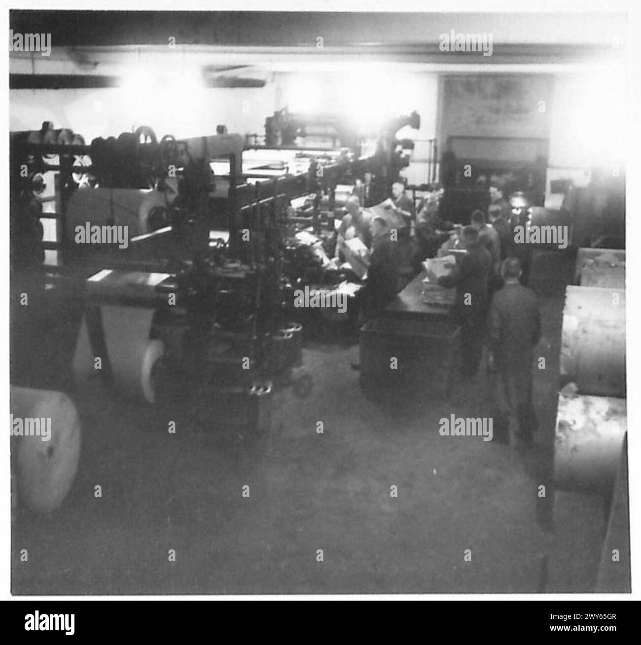 Le personnel exploite une presse rotative dans une imprimerie allemande produisant des journaux sous la supervision de l'armée britannique du Rhin. Banque D'Images