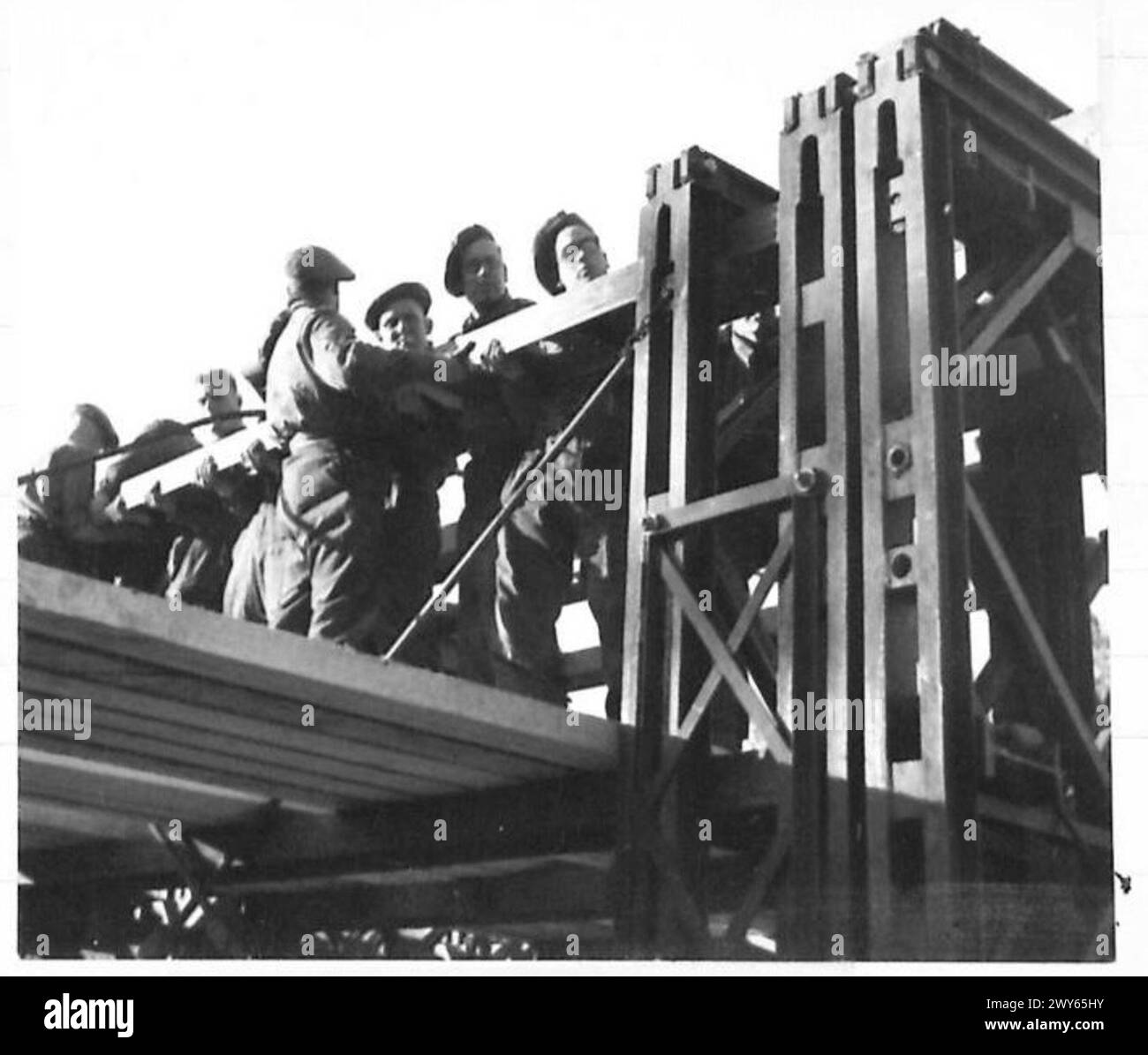Royal Engineers de la 49e division, 1er corps, poutrelles à manivelle pour construire une crèche dans le cadre des opérations de pont, armée britannique, 21e groupe d'armées. Banque D'Images