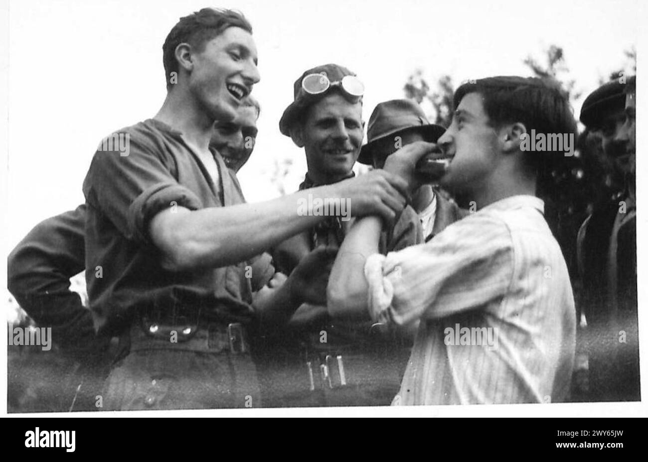 Pendant l'avance de la 11e division blindée, un écolier reçoit son premier pain blanc en plus de quatre ans. Banque D'Images