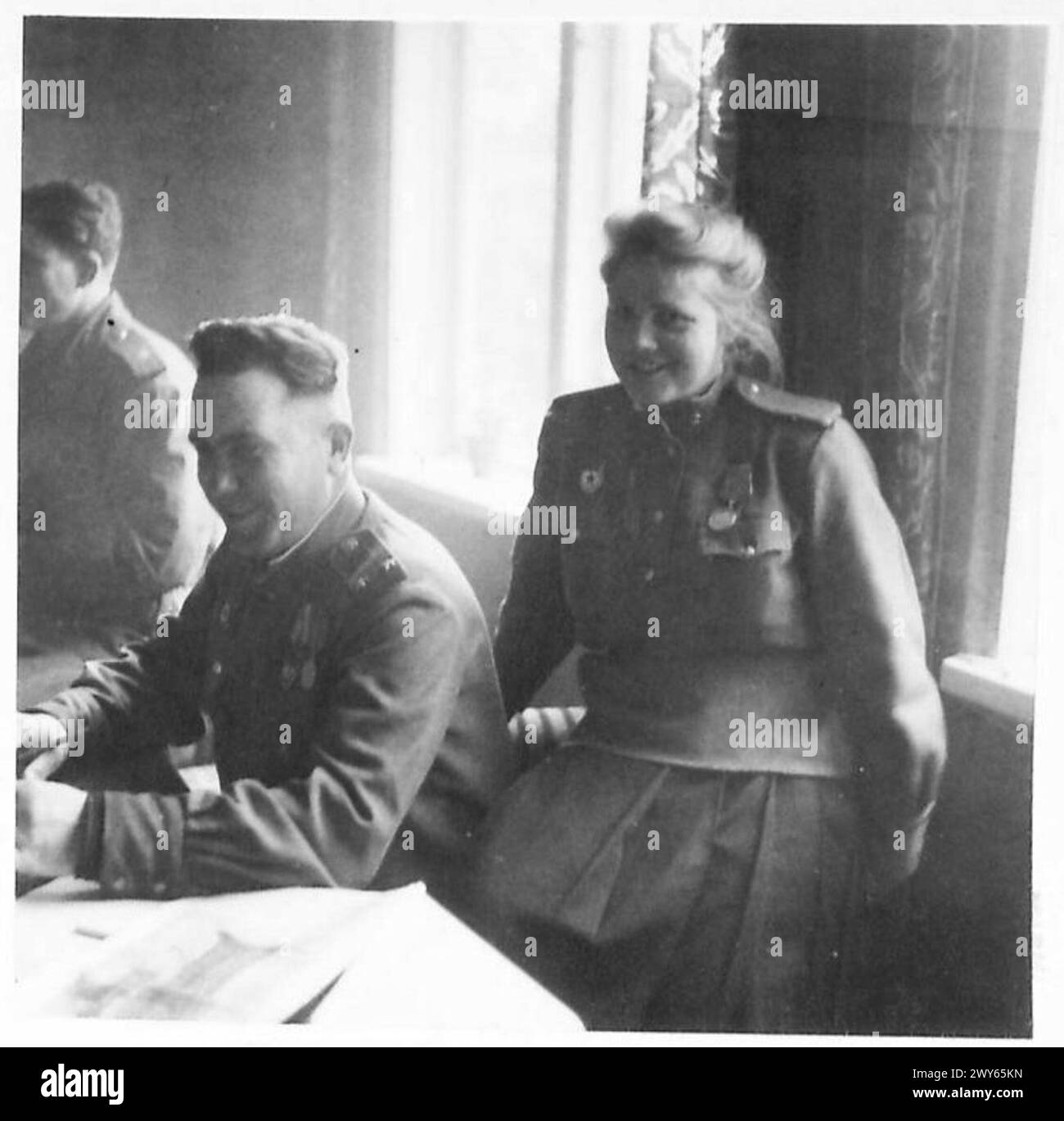 Les troupes britanniques font la liaison avec les forces russes, avec un général russe photographié aux côtés d'une fille de l'Armée rouge pendant la réunion. Banque D'Images