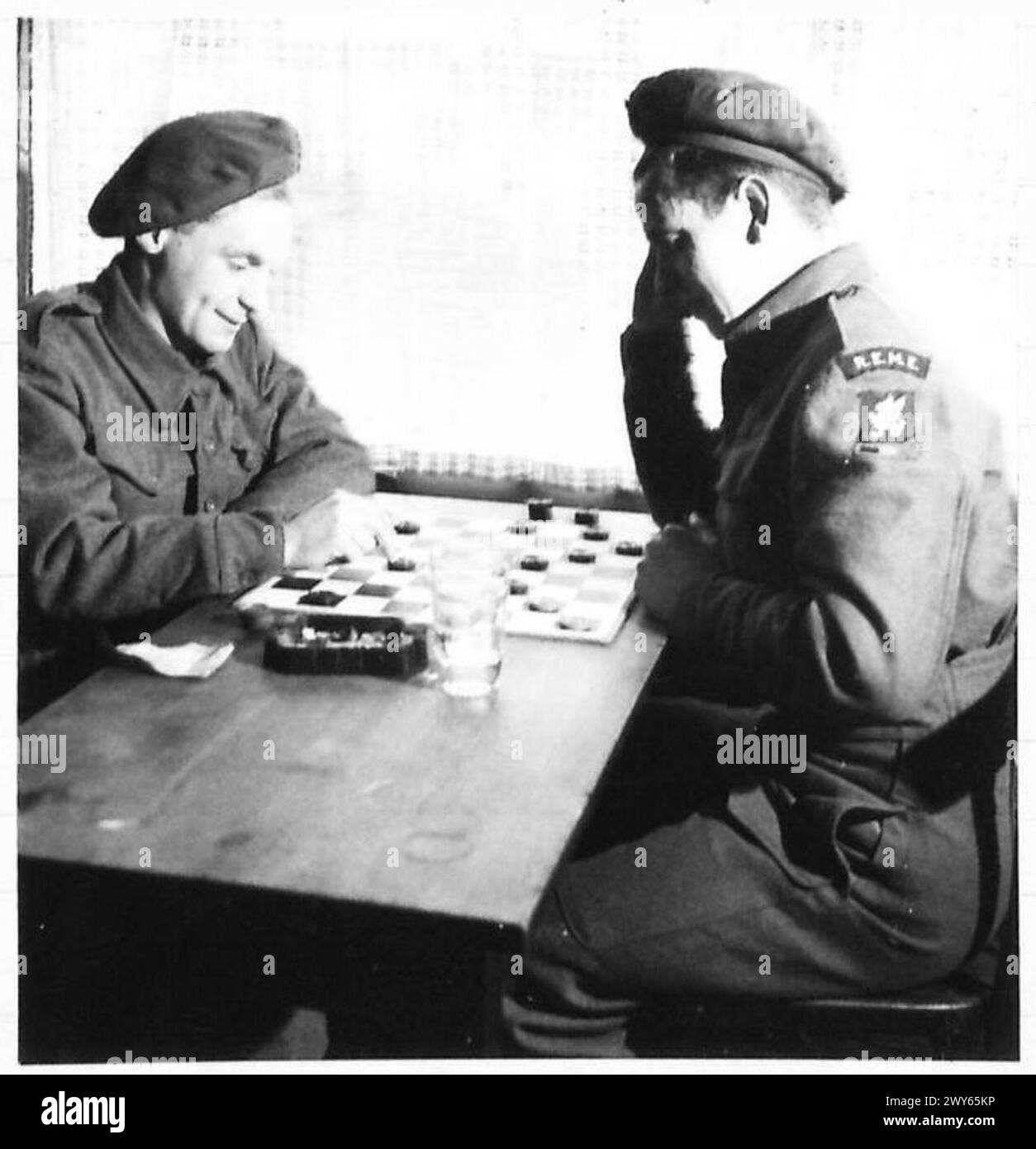 Pte. John Robertson, de Kilmarnock, joue aux tirs d'air avec CFN. Sam Mason de Londres dans un country club en Hollande. Banque D'Images