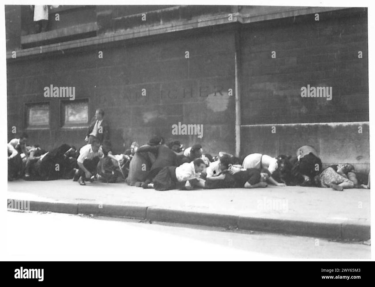 Le général de Gaulle arrive à notre Dame tandis que les tireurs d'élite allemands ouvrent le feu, et les Parisiens fuient ; le général et son état-major restent indemnes pendant les opérations de l'armée britannique. Banque D'Images