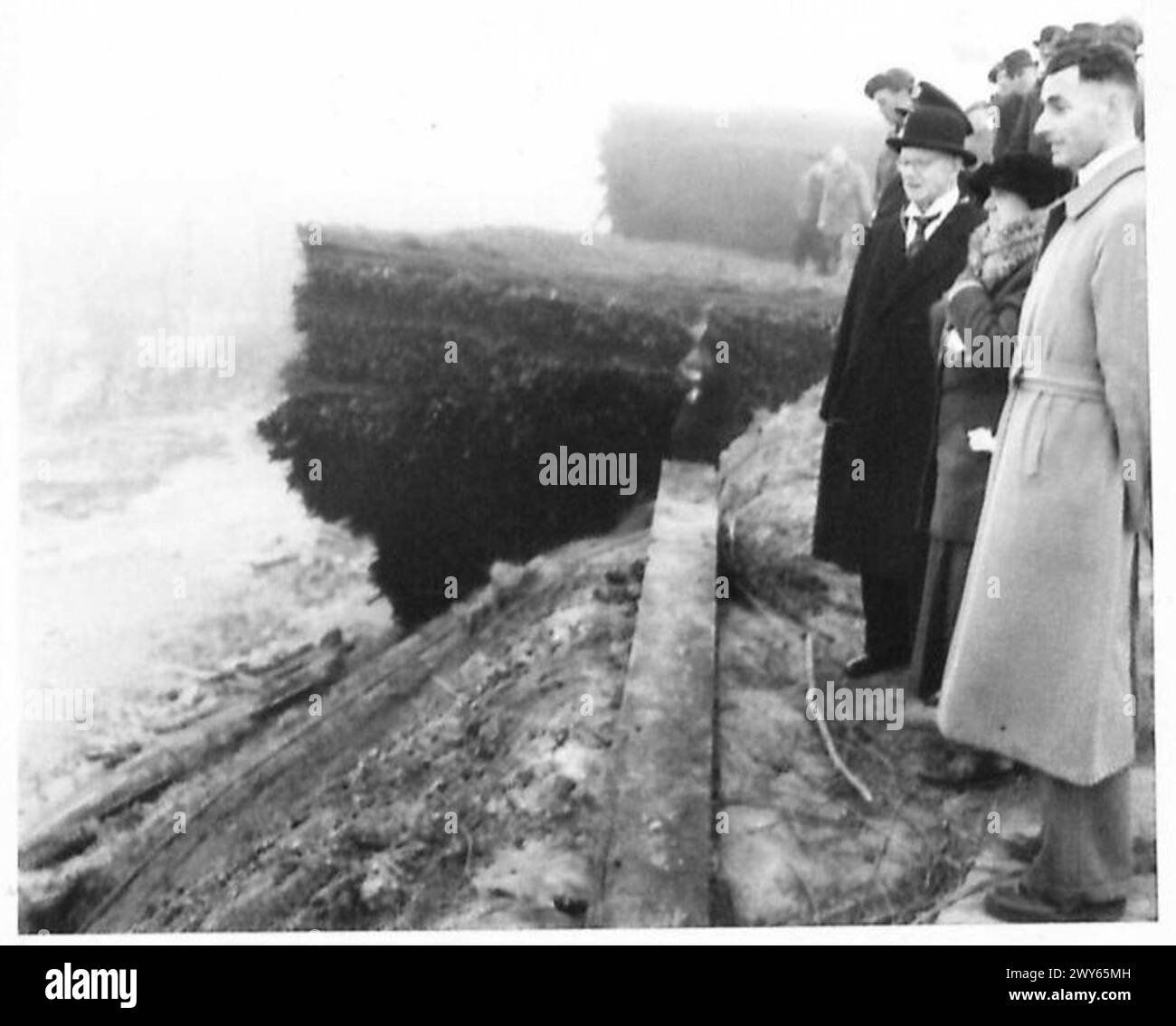 NIGHTSHADE - la Reine examine l'une des ruptures dans la digue à Walcheren où la mer a pénétré et inondé l'île. Les travaux de reconstruction sont en cours. , Armée britannique, 21e groupe d'armées Banque D'Images