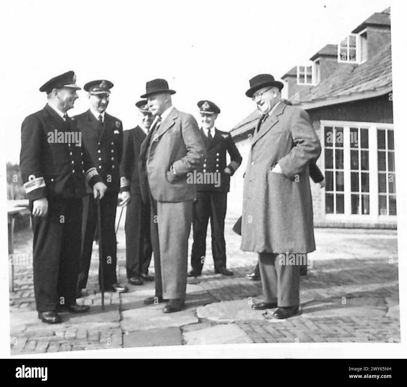 Le contre-amiral Hutton, officier du drapeau dans le nord-ouest de l'Allemagne, rencontre les députés V. McEnter et T. Brown lors d'une visite officielle. Banque D'Images