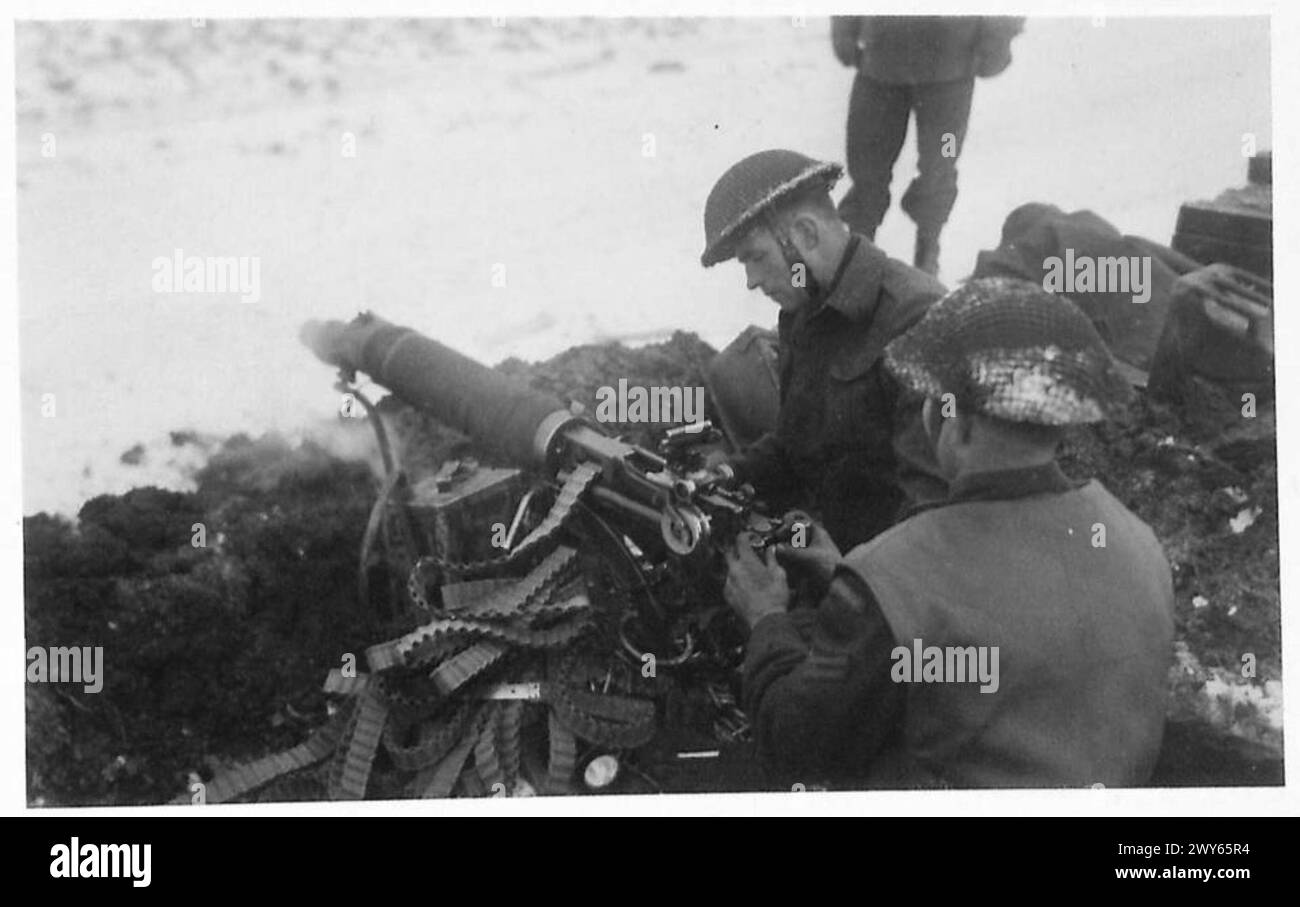 Une mitrailleuse Vickers exploitée par les forces de l'armée britannique du 21e groupe d'armées tirant sur des positions ennemies au sud de la rivière Maas pendant la première Guerre mondiale Banque D'Images