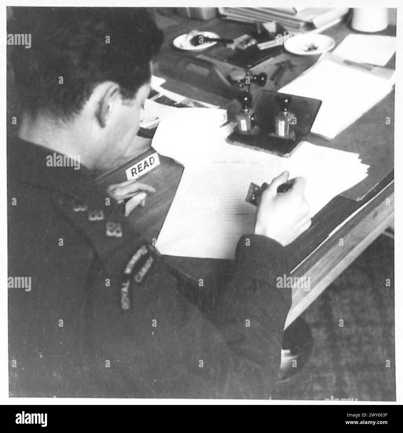 À l'hôtel Scribe, la copie des correspondants de guerre est estampillée par un censeur et préparée pour la transmission, illustrant les communications de l'armée britannique en temps de guerre et les procédures de censure. Banque D'Images