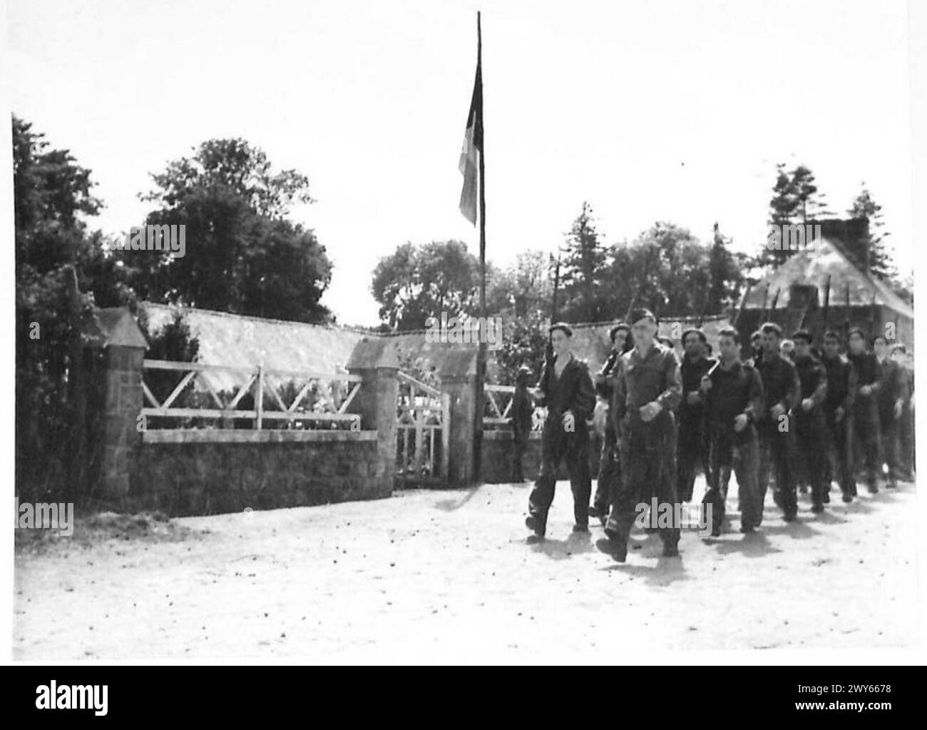 Une unité de Commando de la nouvelle armée française mène une marche de route à travers la Vast sur le sol français, observée lors des opérations de l'armée britannique, 21e groupe d'armées. Banque D'Images
