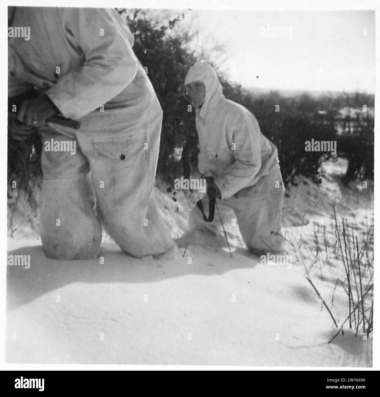 Une brigade de débarquement aérien effectue une patrouille de reconnaissance dans la neige profonde, confrontée à des conditions difficiles pendant les opérations de l'armée britannique. Banque D'Images