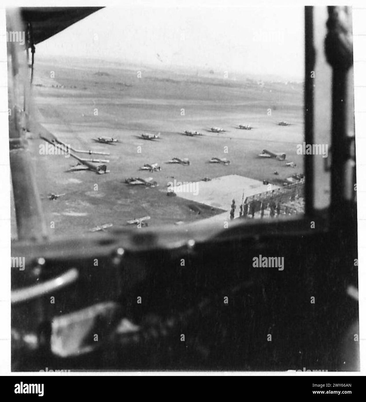 Des photographies aériennes montrent un aéroport avec des avions au sol utilisés par le Royal Army Service corps pour les opérations de fret aérien pendant le service militaire. Banque D'Images
