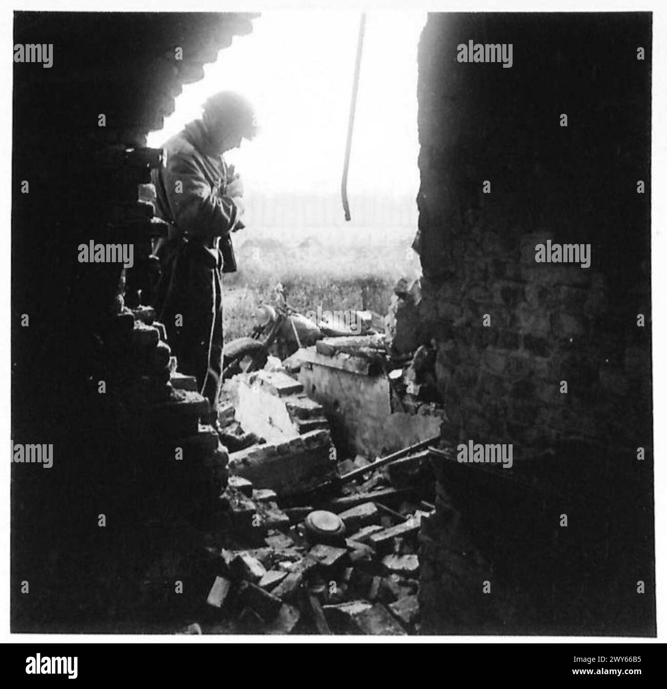 Un cavalier d'expédition prépare un message à un quartier général situé dans un bâtiment endommagé en Hollande avant de commencer son voyage pour l'armée britannique, 21e groupe d'armées. Banque D'Images