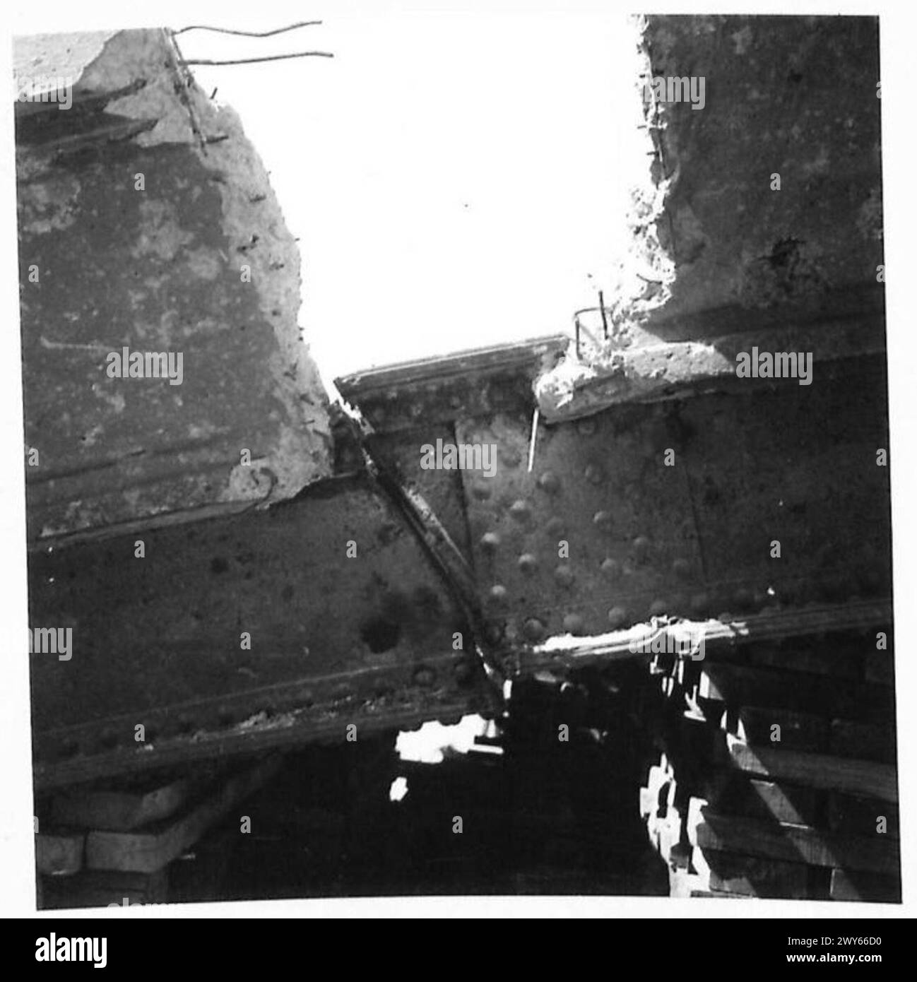 Le pont de Caen a été coupé à l'aide de matériel oxyacétylénique, ce qui a donné lieu à deux moitiés distinctes avec la moitié droite surélevée de 3 pouces au-dessus de la gauche. Le travail a été mené par l'armée britannique, 21e groupe d'armées pendant la reconstruction post-conflit. Banque D'Images