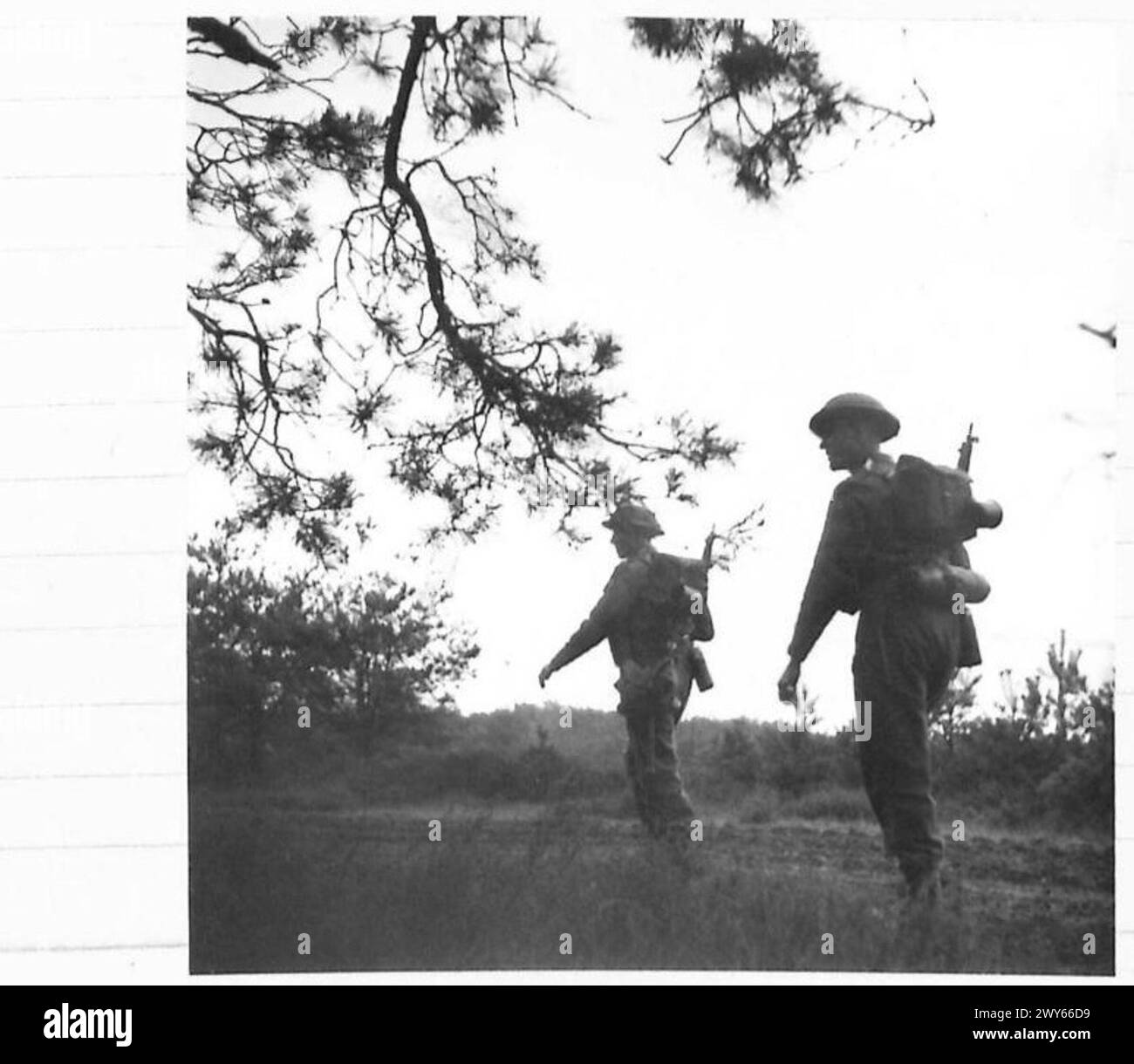 L'infanterie du 15e bataillon écossais, King's Own Scottish Borderers, avance vers Moostdijk. Banque D'Images