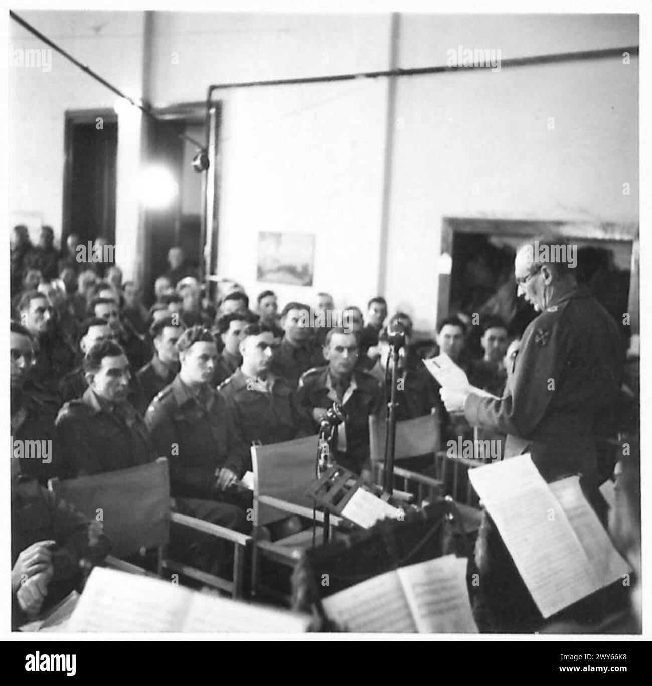 Le maréchal Montgomery participe à un service de chant avec ses troupes sur le front occidental, délivrant son message de Noël, enregistré par la BBC, British Army, 21st Army Group. Banque D'Images