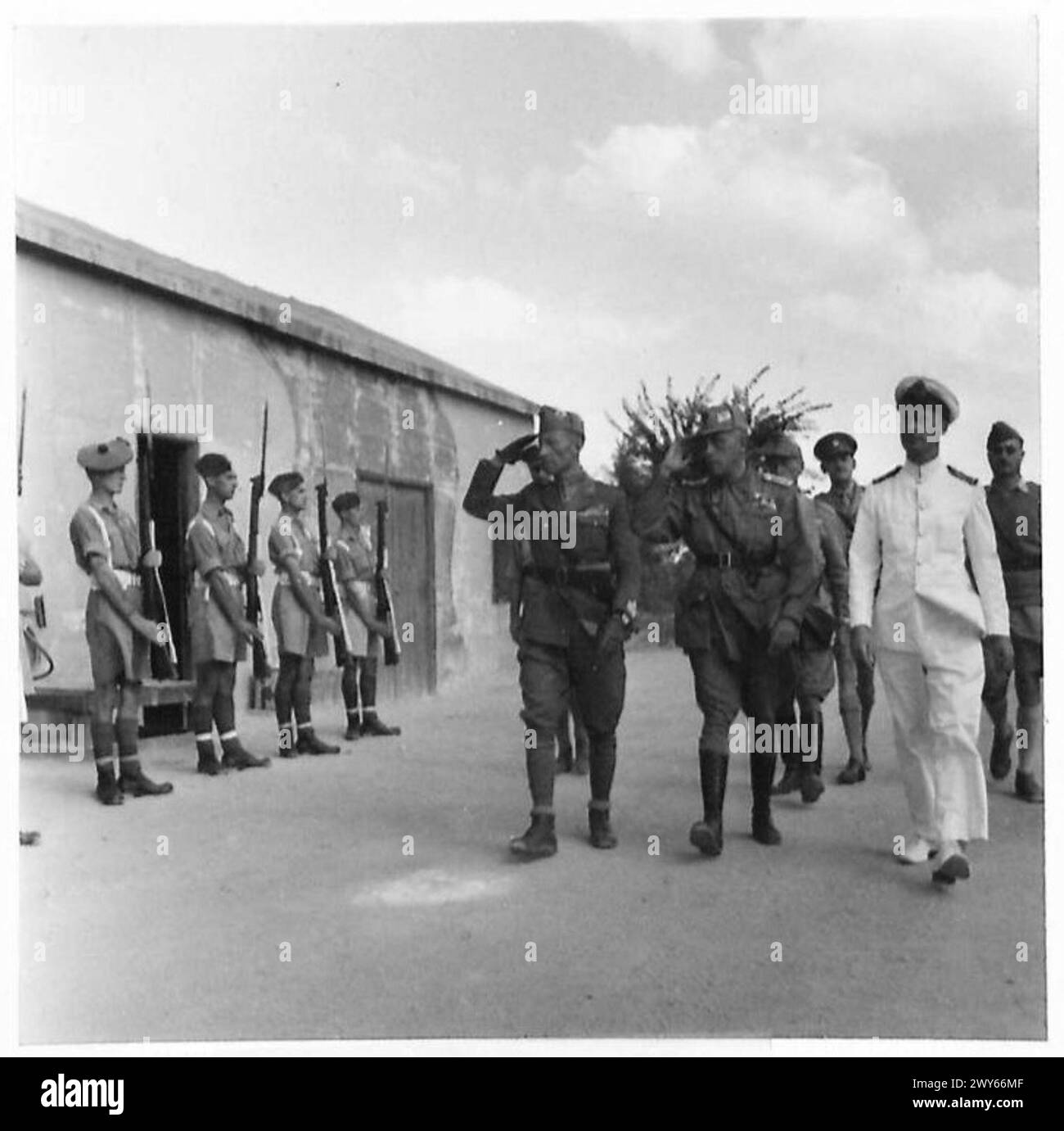 Des réfugiés polonais ont assisté à la messe dans une église aérienne d'un camp de transit en Perse en 1942 après leur évacuation de l'Union soviétique. Banque D'Images