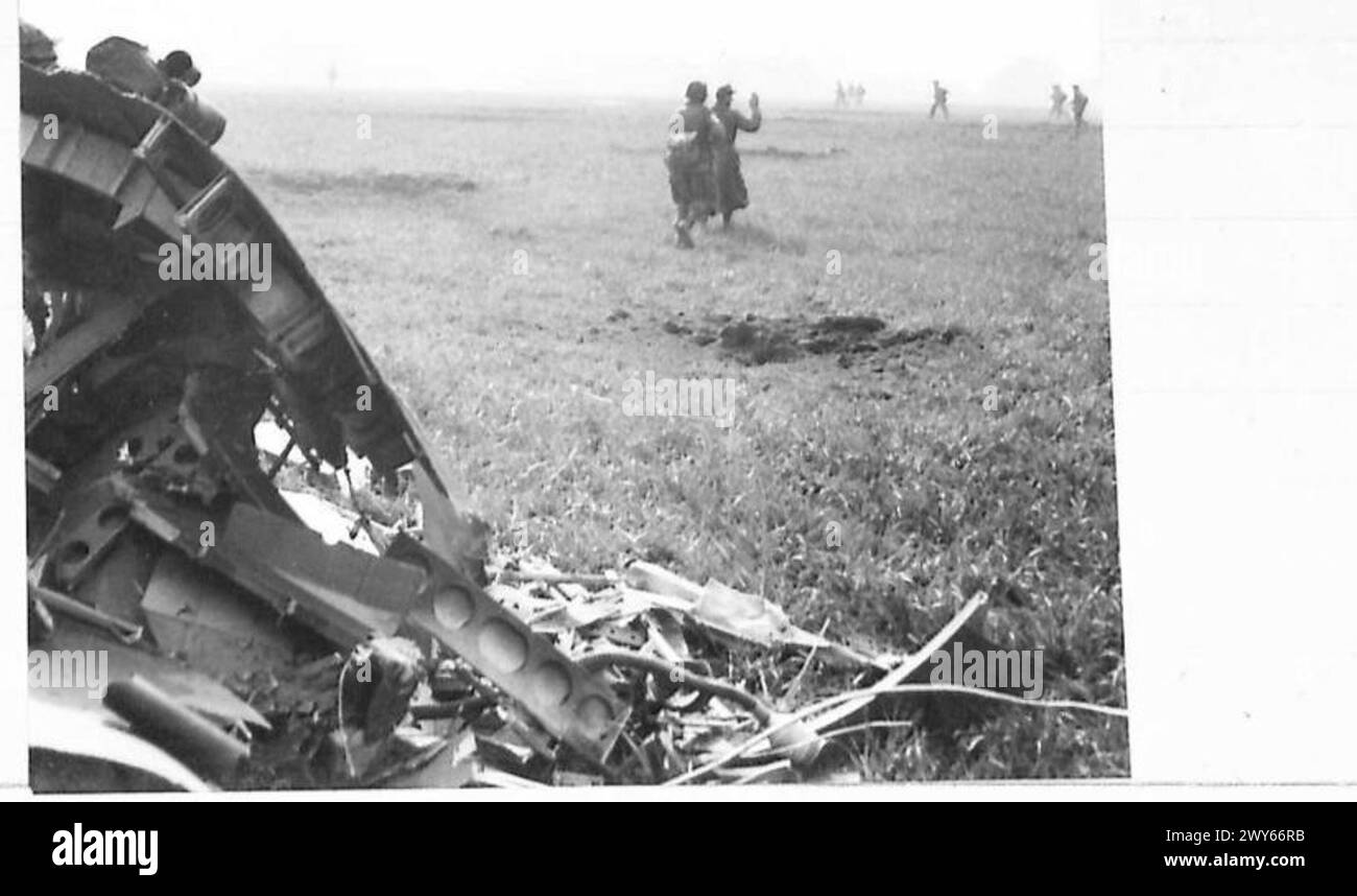 Des troupes aéroportées sont représentées sur un champ à l'est du Rhin suite au débarquement de planeurs lors des opérations de Normandie, 1944. Banque D'Images