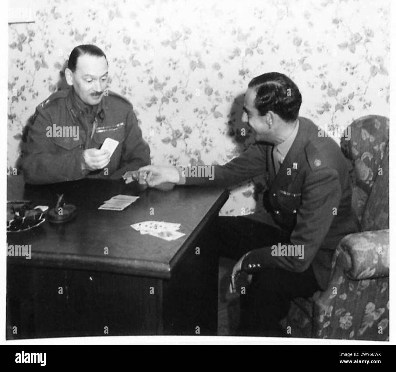 PHOTOS DU MAJOR GÉNÉRAL SIR F.W. DE GUINGAND, KBE., CB., DSO., CHEF D'ÉTAT-MAJOR DU 21E GROUPE D'ARMÉES - UN JEU DE CARTES AVEC SON P.A., LE MAJOR F.W. BOVILL. , Armée britannique, 21e groupe d'armées Banque D'Images