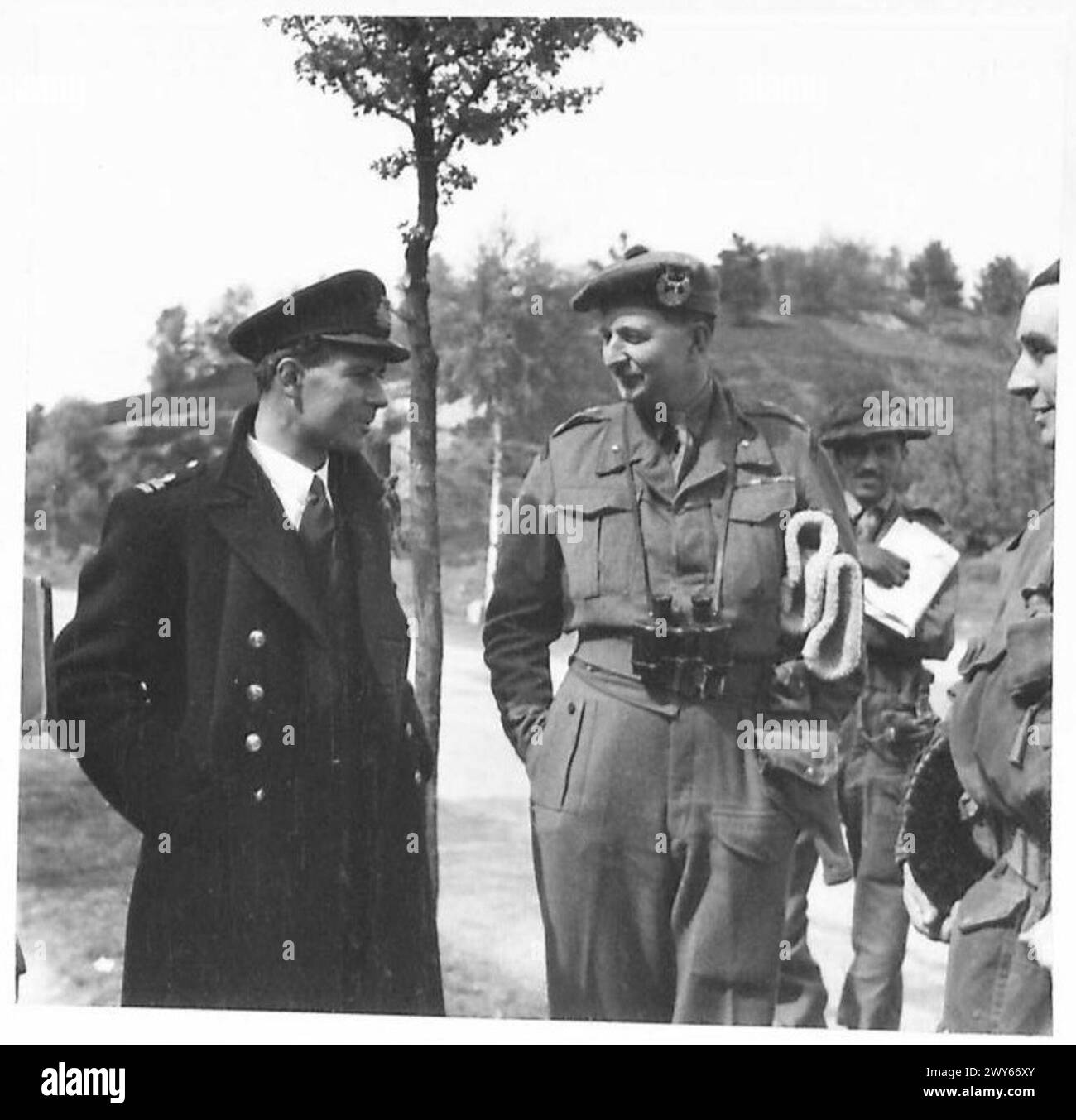 Le lieutenant Hain, officier de marine, escorte un colonel allemand à travers les lignes pour discuter des conditions de paix avec le brigadier Colville. Armée britannique, 21e groupe d'armées présent. Banque D'Images