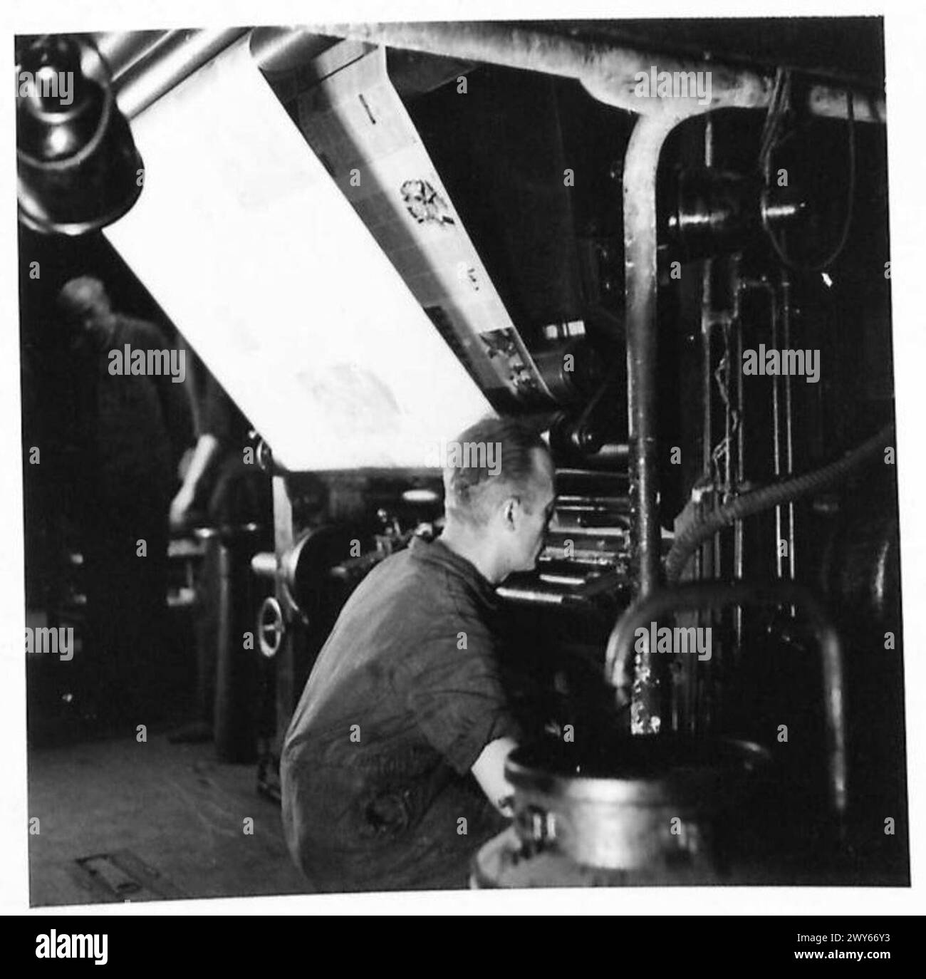 LE MAGASIN DES SOLDATS À HAMBOURG - une fois que les cylindres ont été gravés, ils sont prêts à être mis sur les machines. L'imprimante allemande effectue les derniers réglages pour les mettre dans le registre correct. Environ cinq mille copies sont exécutées avant que les réglages corrects ne soient atteints. , Armée britannique du Rhin Banque D'Images