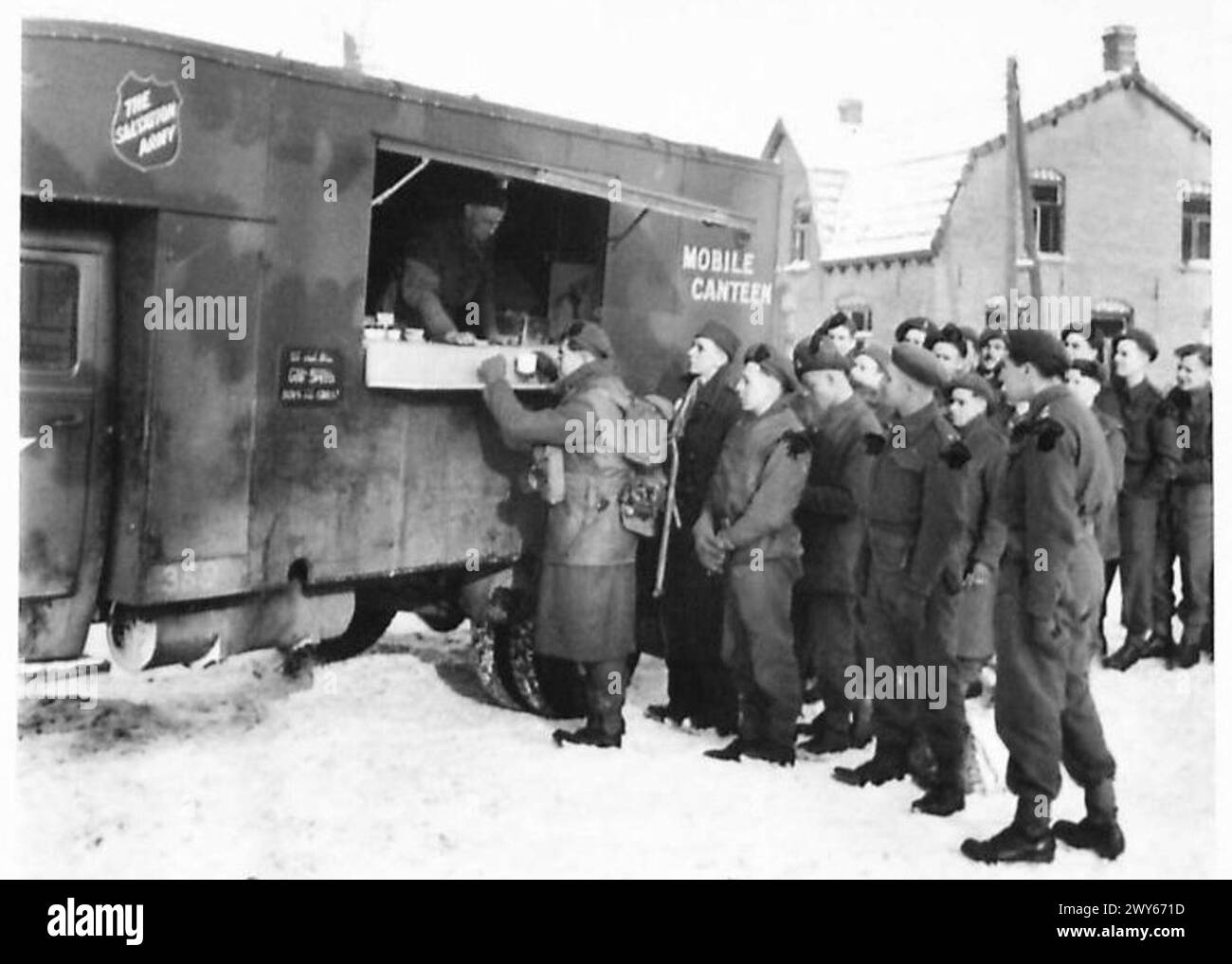 DIVERS - le capitaine A. Dines de Londres, avec sa cantine mobile la plus avancée de l'Armée du Salut, servant les hommes du C Coy 1 Royal Norfolk Regt. Cette cantine a été en service en continu depuis les plages de Normandie jusqu’aux rives de la Maas. , Armée britannique, 21e groupe d'armées Banque D'Images