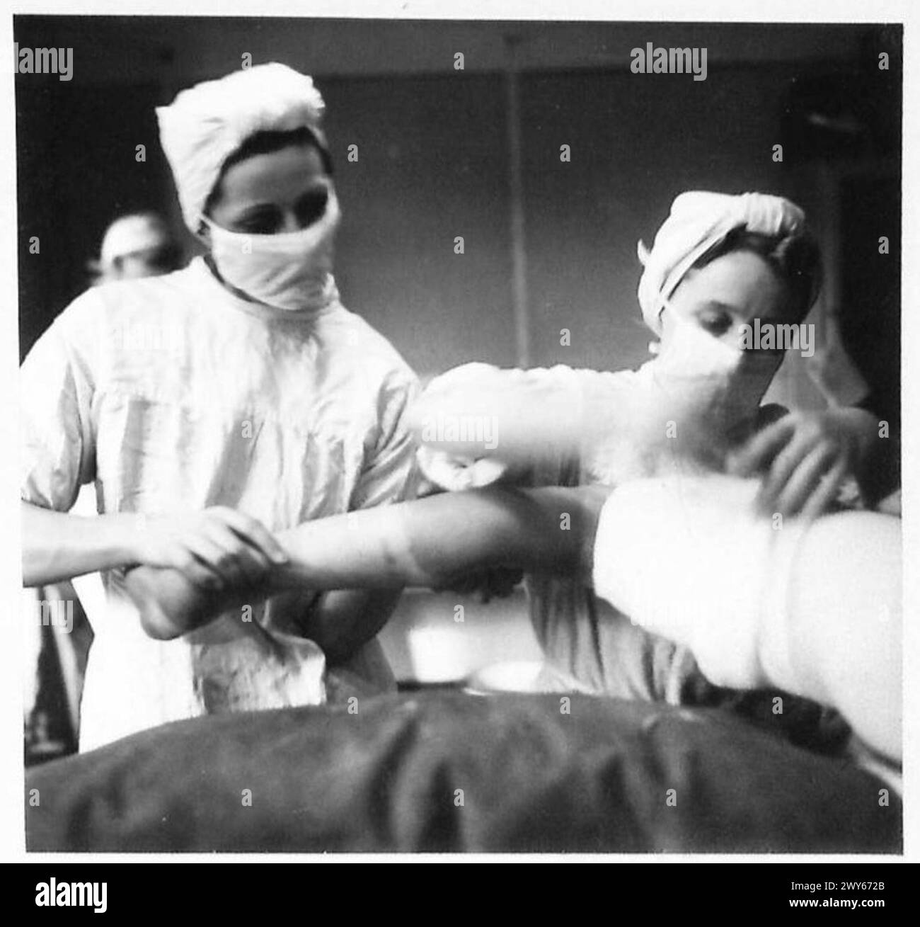 Après avoir terminé une opération militaire, un soldat reçoit une injection de pénicilline et un pansement. La procédure est effectuée par le personnel médical du 21e groupe d'armées britannique. Banque D'Images