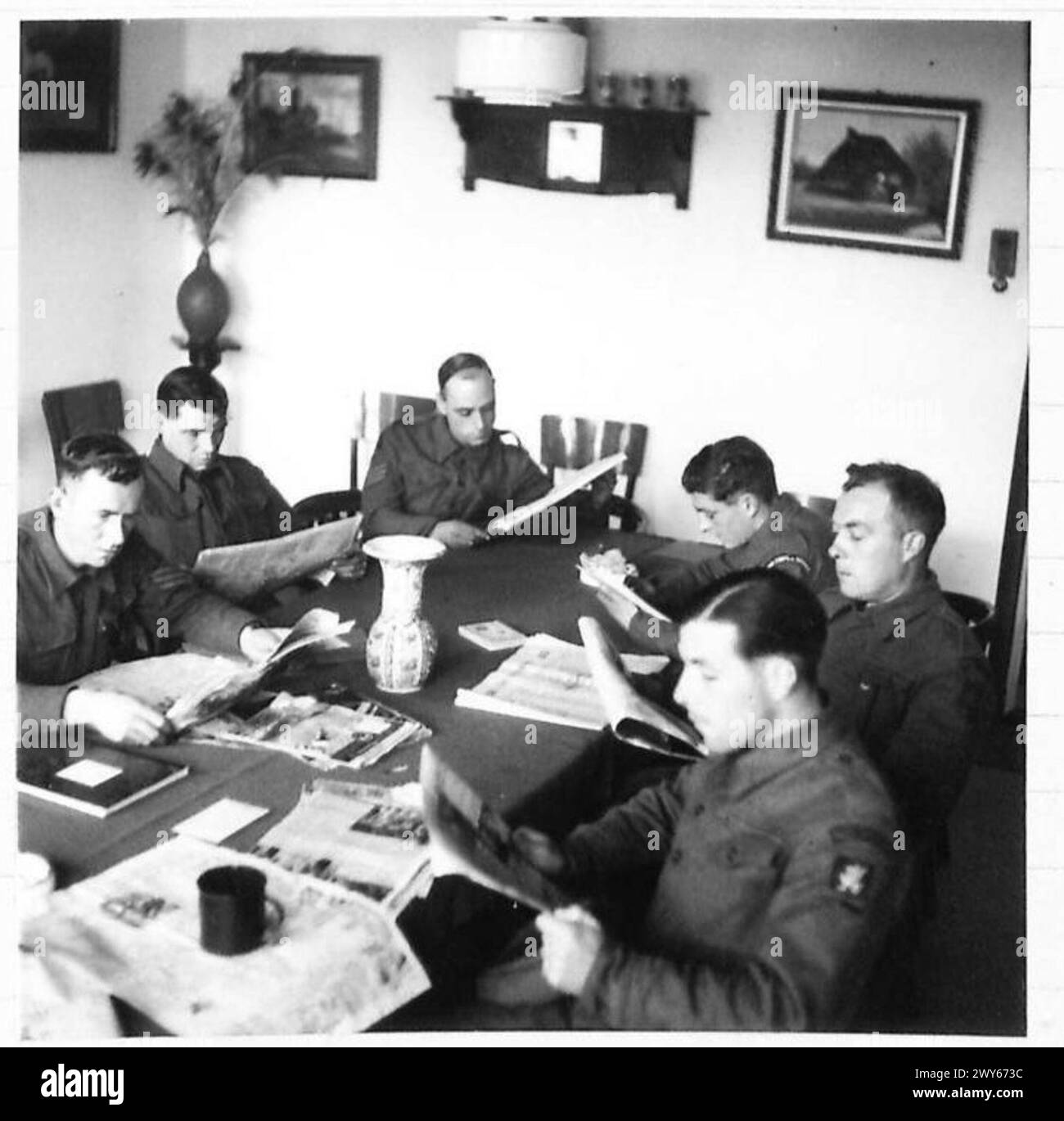 Le Country Club en Hollande fournit des journaux actuels dans sa salle de lecture pour les membres. Banque D'Images