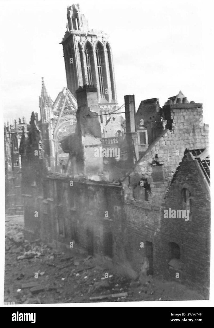 Les maisons près de la cathédrale de Caen sont montrées avec des sommets abattus, illustrant les dommages structurels lors de l'entrée dans la ville, documentés par l'armée britannique, 21e groupe d'armées. Banque D'Images