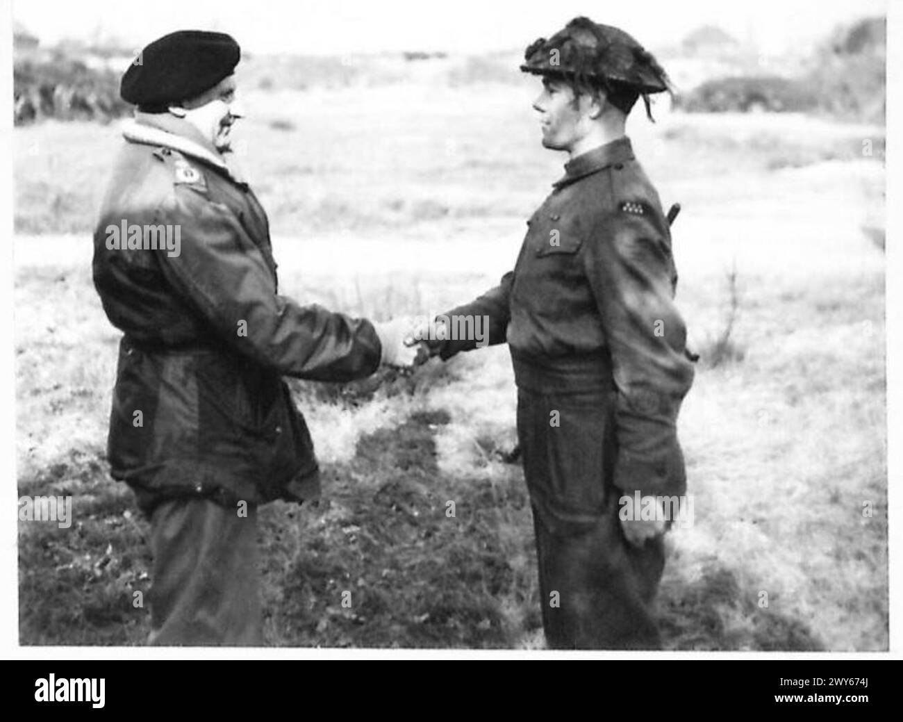 Le commandant en chef félicite CSM H. Green pour son leadership et ses actions avec les troupes avancées. Banque D'Images