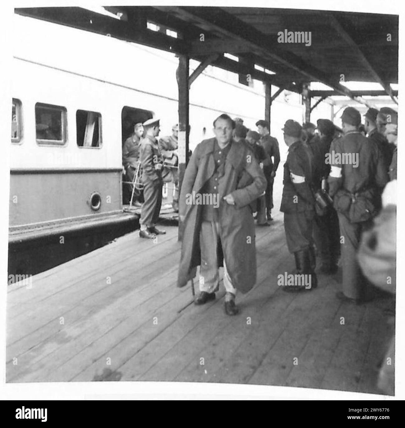Les navires-hôpitaux allemands arrivent à Hambourg alors que les blessés sont transférés des ferries vers des ambulances en attente, soutenus par le 21e groupe d'armées britannique. Banque D'Images