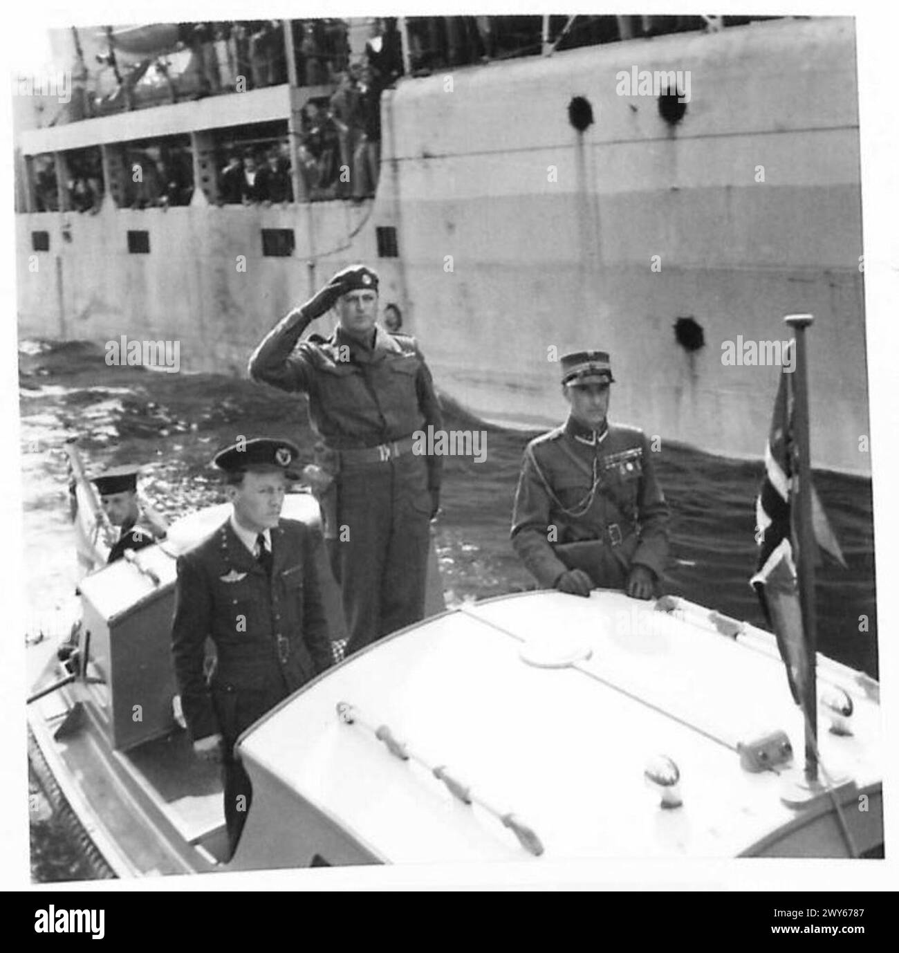 Le prince héritier Olav de Norvège arrive au quai par lancement motorisé depuis un destroyer britannique lors des opérations post-libération, observées par les unités du 21e groupe d'armées de l'armée britannique. Banque D'Images