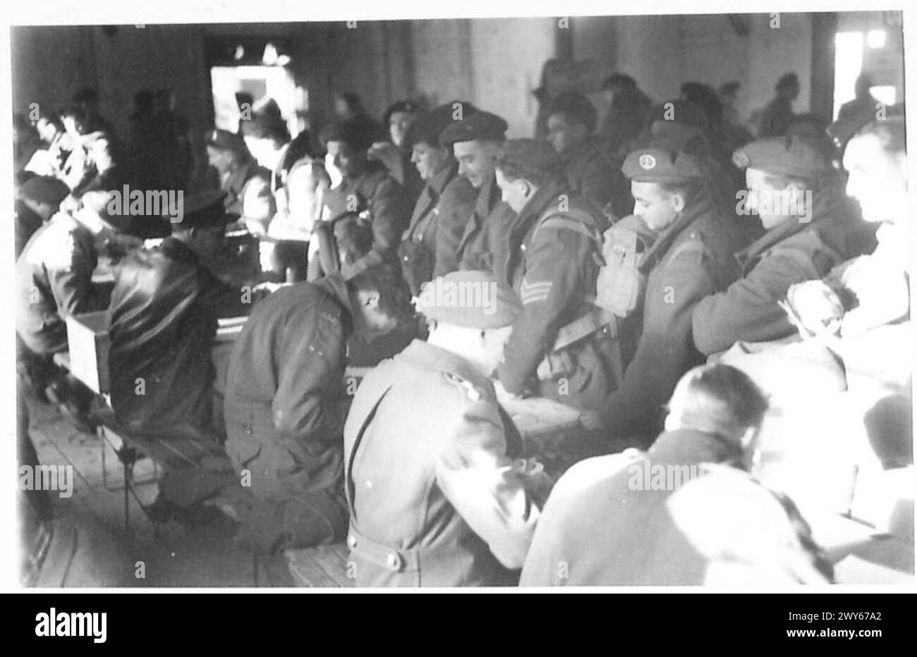 Les vétérans du jour J arrivant chez eux sur le premier départ du bateau échangent de l'argent au port à leur arrivée pendant les opérations du 21e groupe d'armées britannique. Banque D'Images