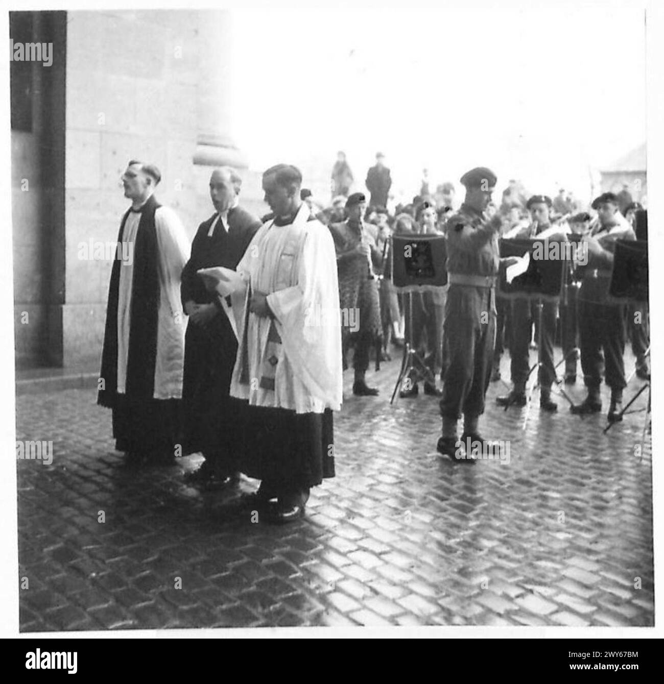 Les aumôniers de brigade officient lors d'un service commémoratif à la porte de Menin à Ypres. Banque D'Images