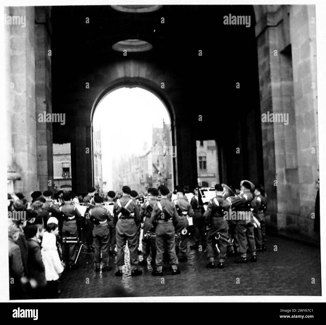 Un orchestre militaire se produit à la porte de Menin pendant le service commémoratif d'Ypres. Banque D'Images