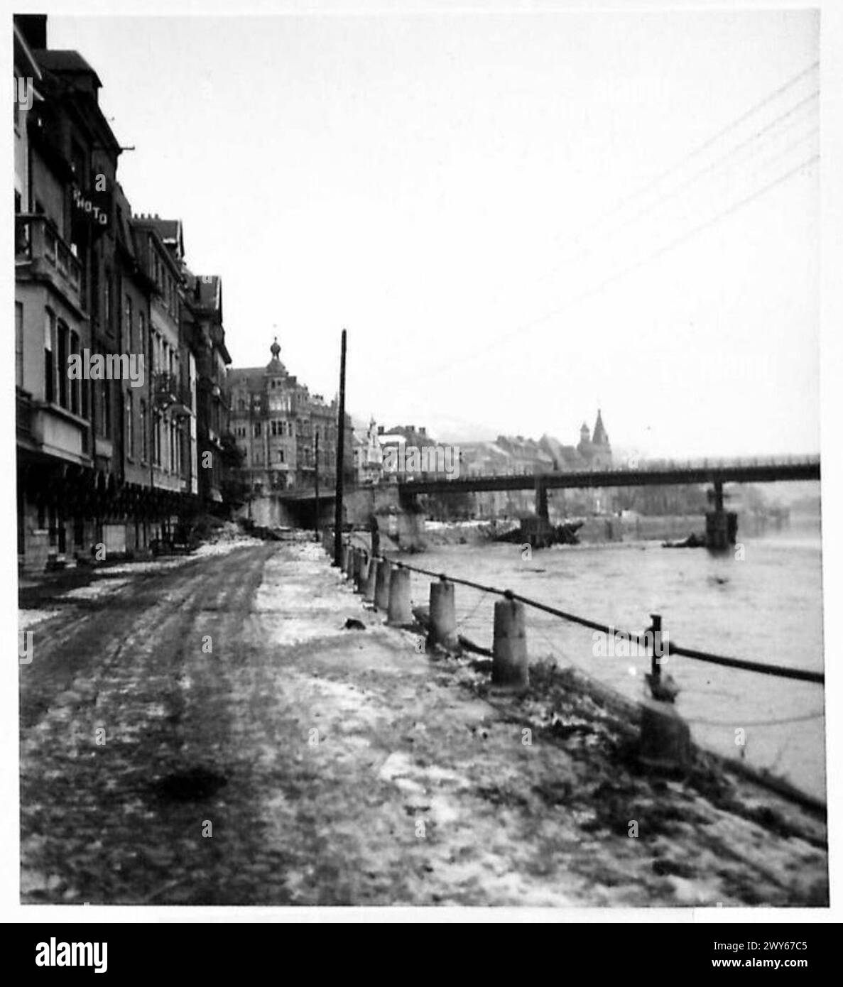 Le pont de Dinant, construit par les Américains, est une route d'approvisionnement clé confrontée à des difficultés au sol pour les troupes de l'armée britannique du 21e groupe d'armées. Banque D'Images