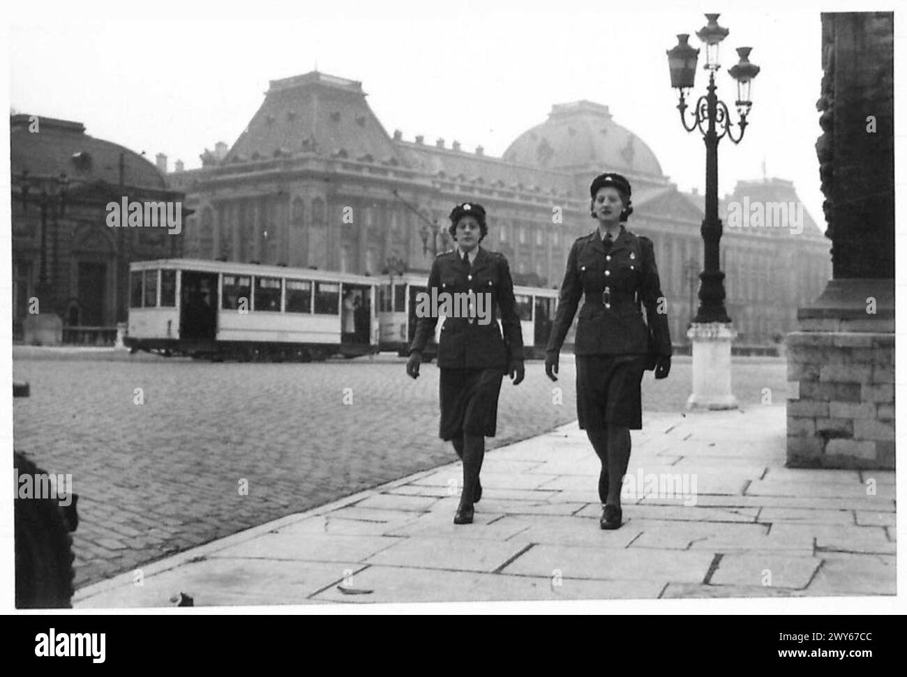 Le caporal Stead et la serrure privée du Service territorial auxiliaire (A.T.S.) sont photographiés en passant devant le Palais Royal à Bruxelles lors d'une visite officielle. Banque D'Images