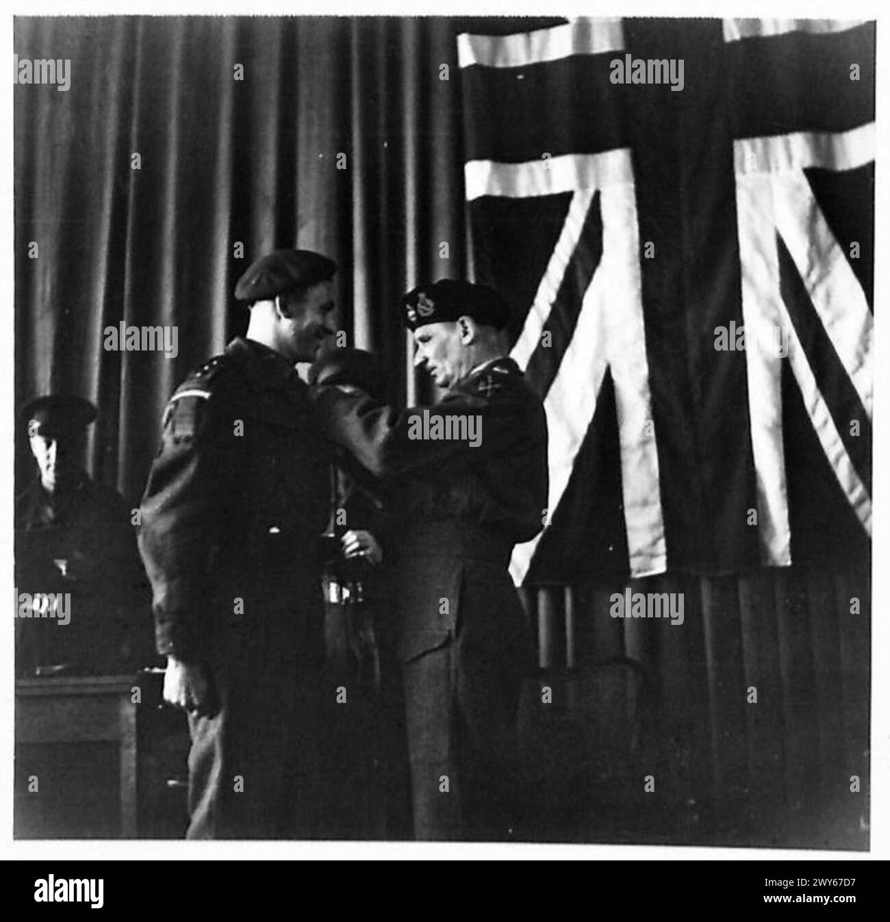 Le capitaine G.F.K. Morgan du 2e bataillon du Monmouthshire Regiment est documenté pour la reconnaissance croisée militaire de l'armée britannique du 21e groupe d'armées. Banque D'Images