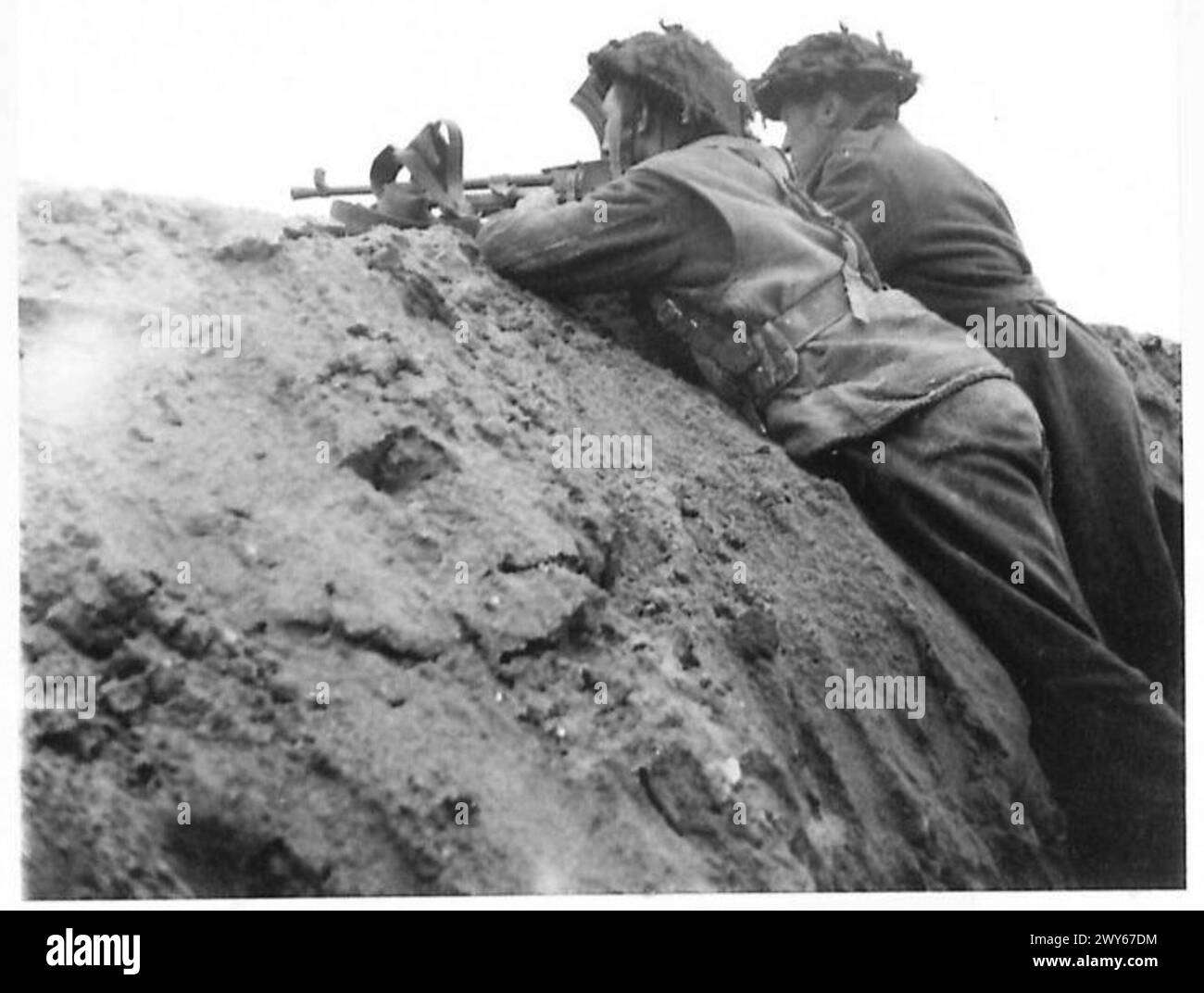 L'ARMÉE BRITANNIQUE DANS LE NORD-OUEST DE L'EUROPE 1944-1945 - Bren artilleurs de l'infanterie du Monmouthshire dans une position avancée à l'extérieur d'Udem, bien en alerte. , Armée britannique, 21e groupe d'armées Banque D'Images