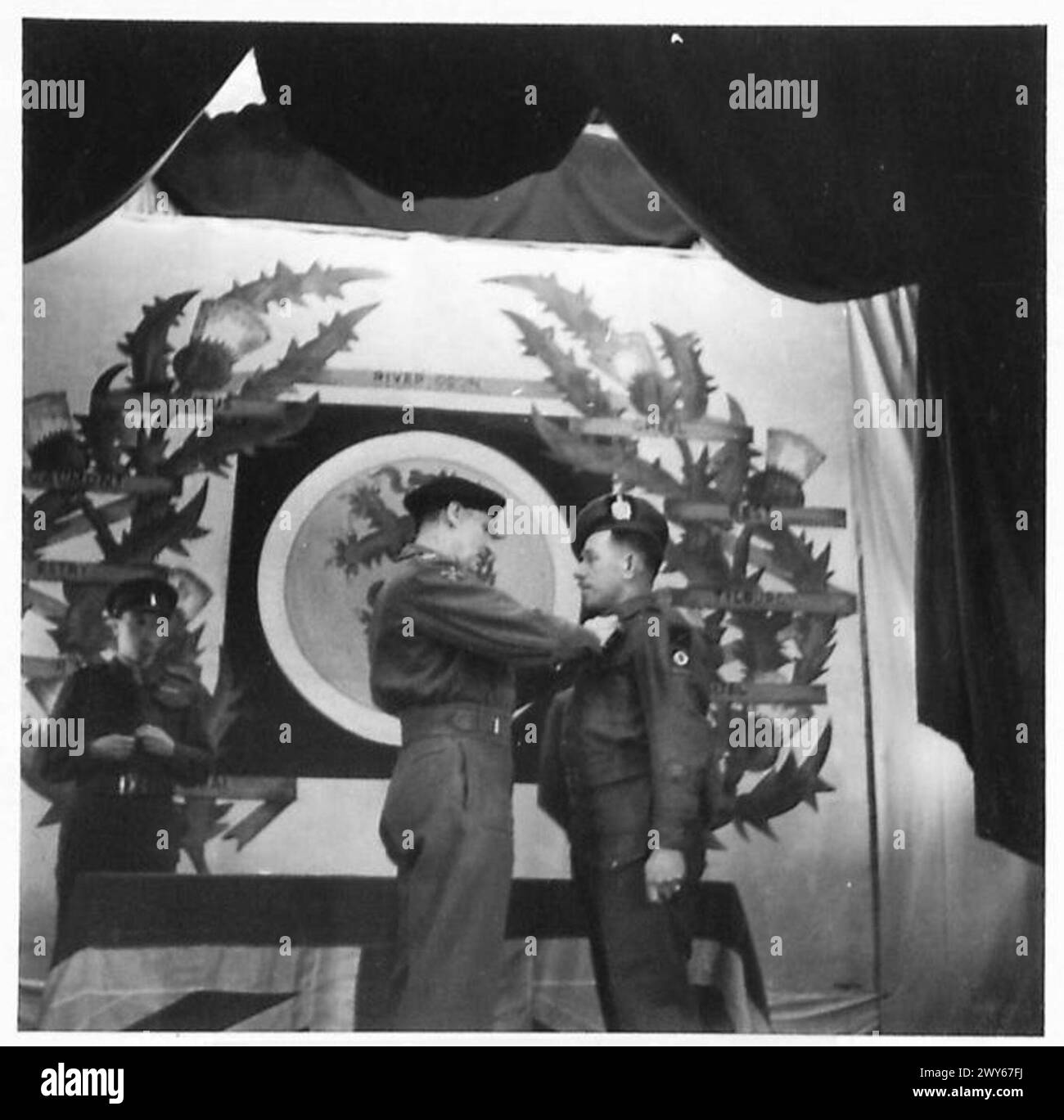 CSM A. Millar du 6e bataillon, King's Own Scottish Borderers reçoit la Croix militaire lors de l'investiture de la 15e division (écossaise), documentée par l'armée britannique, 21e groupe d'armées. Banque D'Images