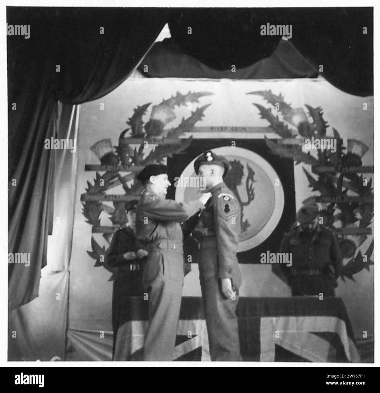 Le caporal F. Bell de la 6e RSF, 15e division écossaise, reçoit la médaille militaire lors d'une cérémonie d'investiture. Banque D'Images