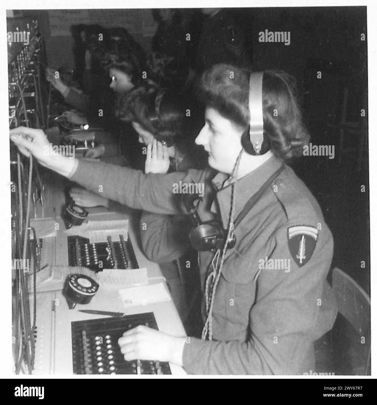 Le soldat Ethel M. Simon, d'Aberdeen, exploite le standard de la section des signaux du S.H.A.E.F. pendant la seconde Guerre mondiale, soutenant les communications de l'armée britannique. Banque D'Images