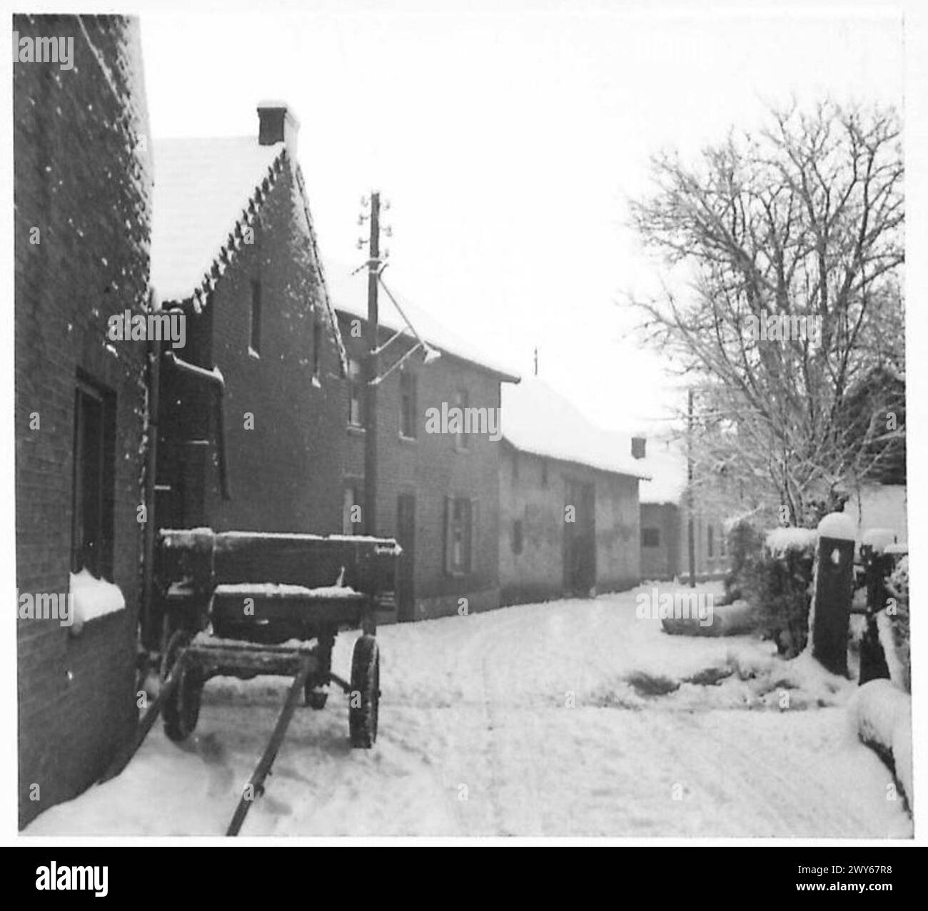 Suite à une évacuation, une rue de village est déserte, illustrant l'impact des opérations de l'armée britannique par le 21e groupe d'armées. Banque D'Images