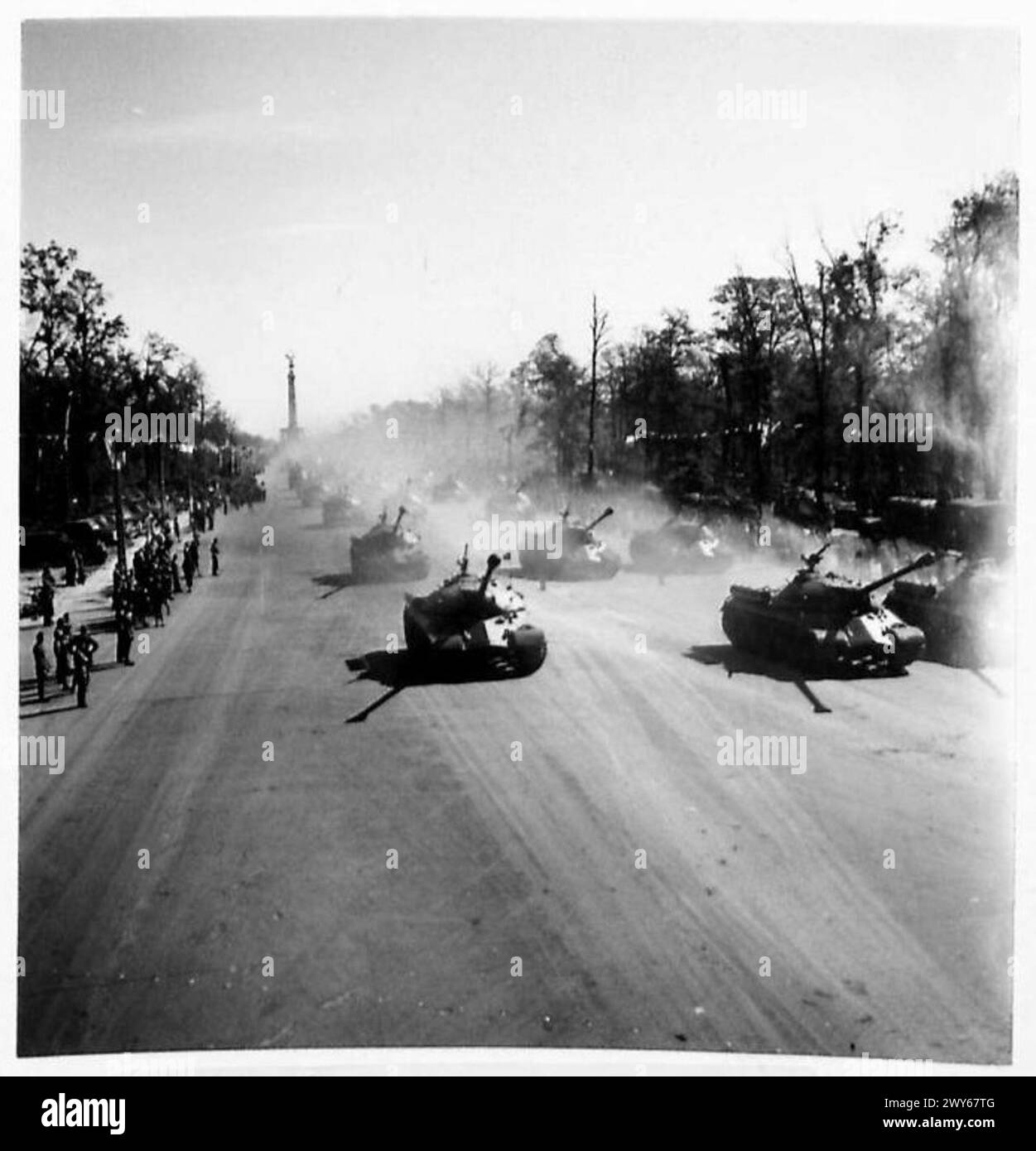 Les chars russes avancent le long de Charlottenburg Chaussee lors d'un défilé des quatre Nations le jour du V.J. sous l'observation du personnel de l'armée britannique du Rhin. Banque D'Images