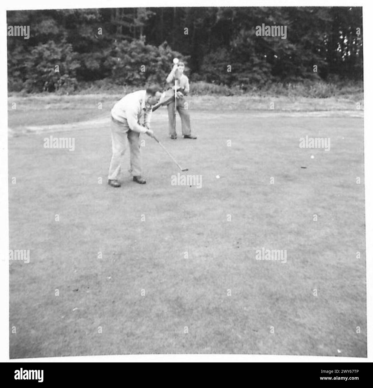 TOURNOI DE GOLF ANGLO-DANOIS - Major Millard mettant sur le 8ème green. , Armée britannique du Rhin Banque D'Images