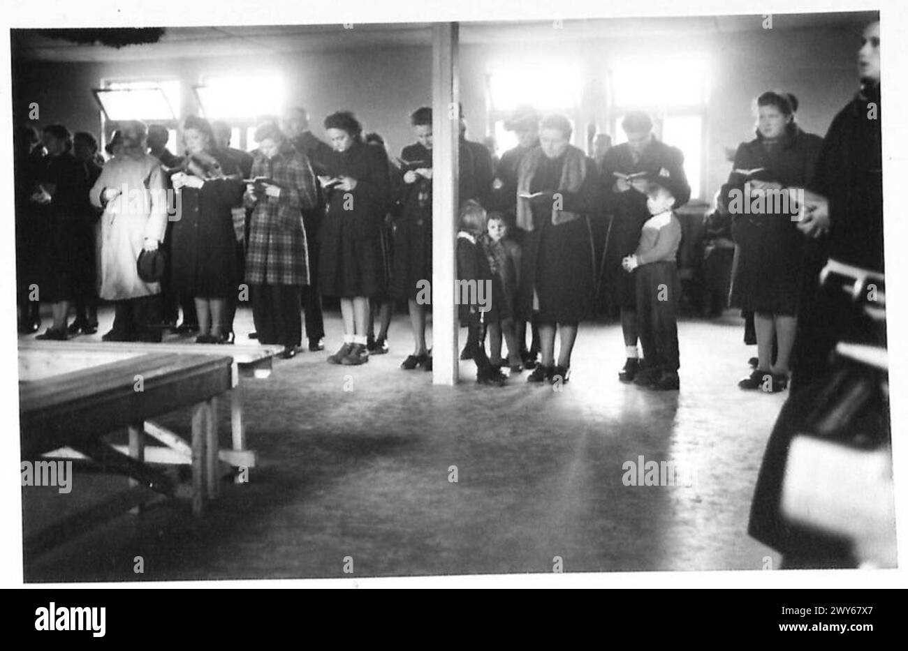 Lors de l'évacuation des civils de l'Allemagne occupée par les Britanniques, les résidents allemands ont assisté aux messes du matin sous la supervision des unités de l'armée britannique du 21e groupe d'armées. Banque D'Images