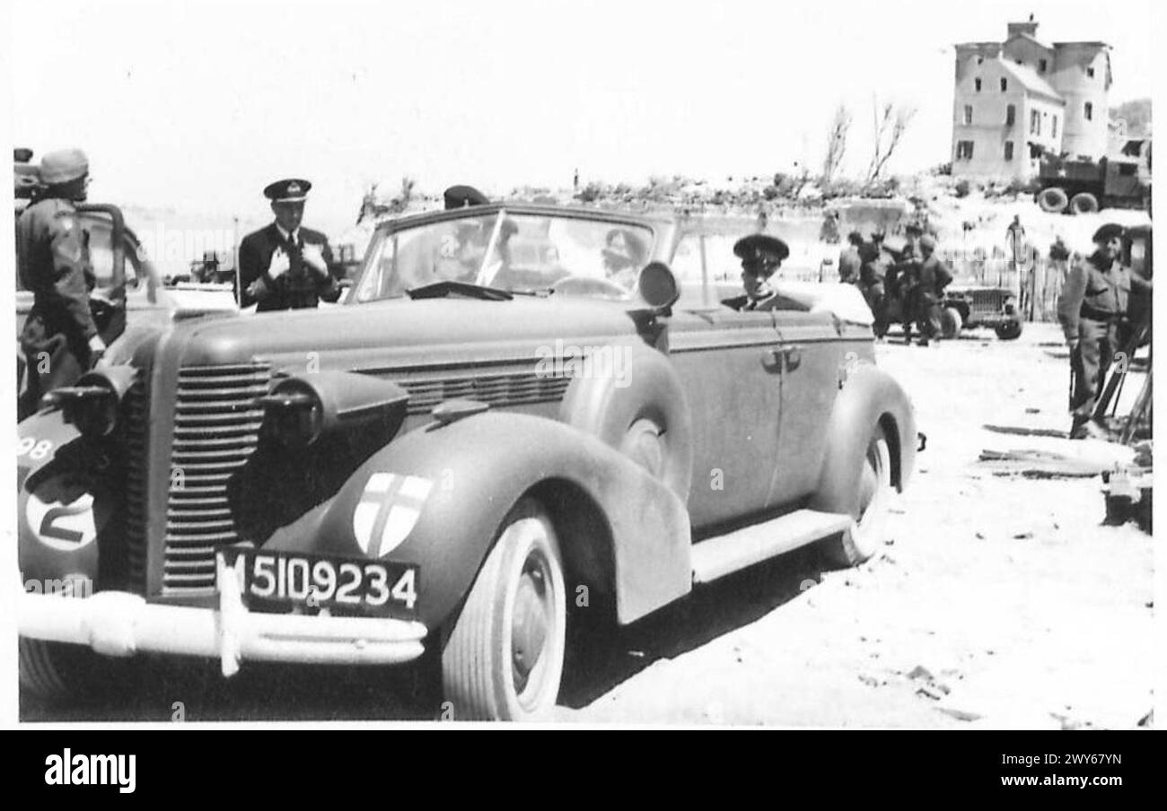 Le premier Lord de l'Amirauté fait le tour des plages du débarquement en Normandie depuis Arromanches accompagné du 2nd Sea Lord, du vice-amiral Willis et de l'amiral Sir Philip Vian. Banque D'Images