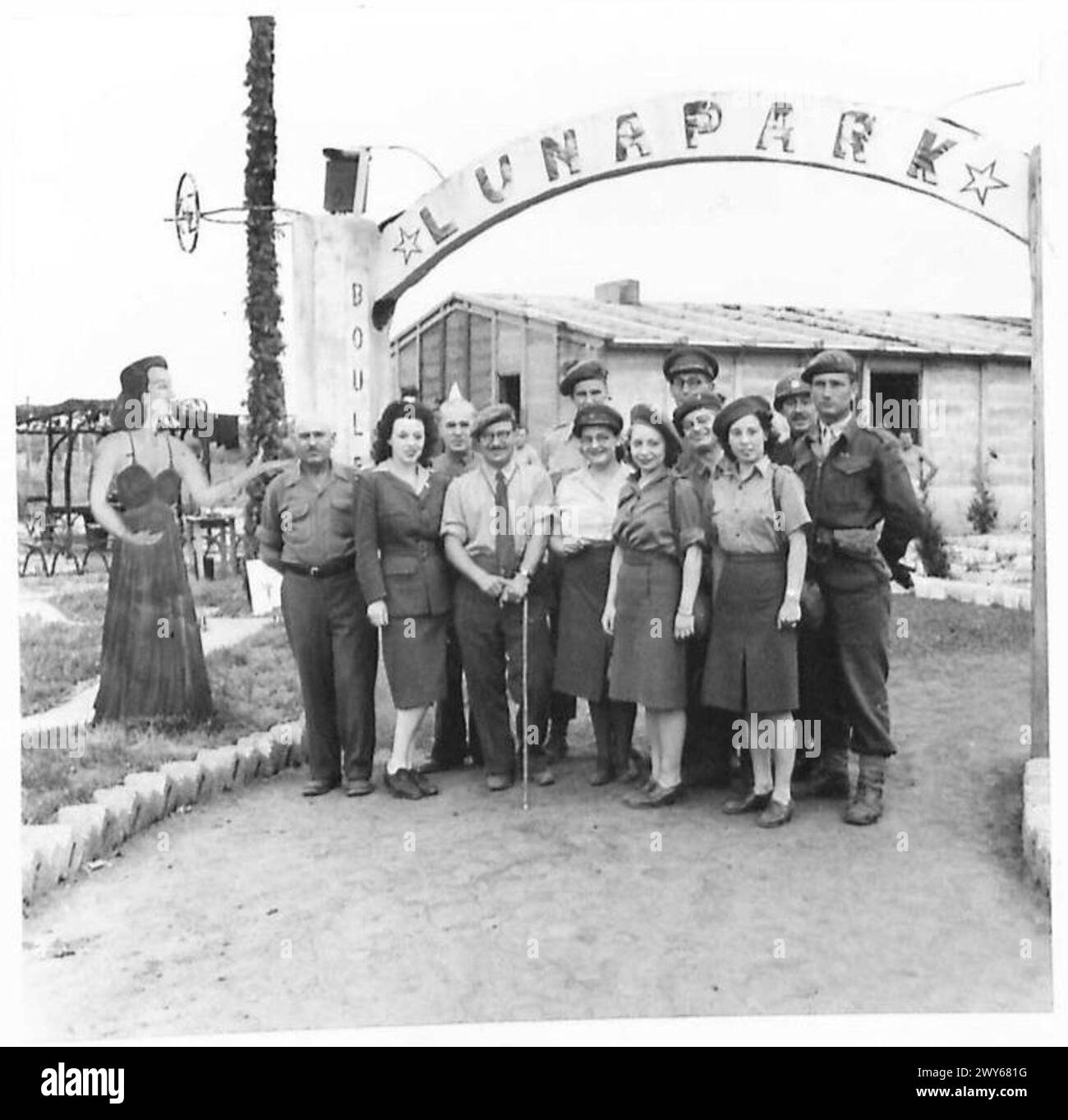Les personnes déplacées italiennes reçoivent la visite d'une partie de l'ENSA, principalement de Manchester, appelée Variety Spotlight, documentée par l'armée britannique, 21e groupe d'armées. Banque D'Images