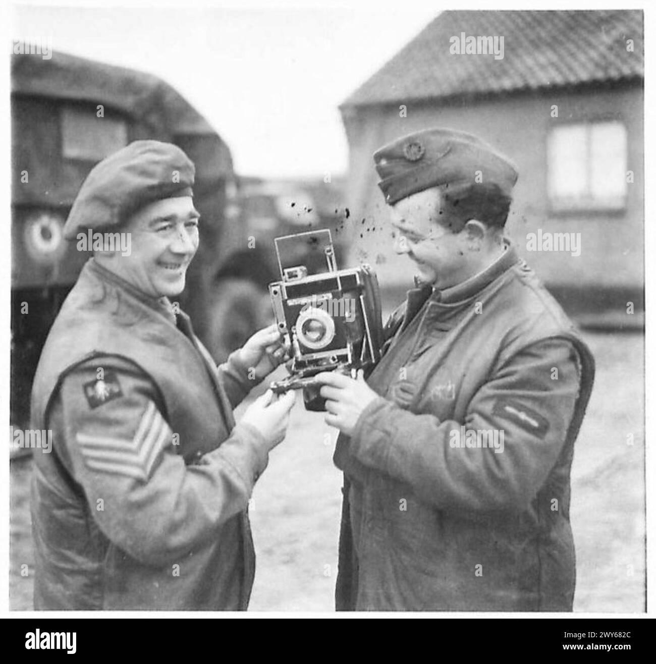 Wilson montre à son frère la caméra Speed Graphic, utilisée par la Royal Air Force pour capturer des photos sur le front occidental pendant la IIe Guerre mondiale Banque D'Images Wilson montre à son frère la caméra Speed Graphic, utilisée par la Royal Air Force pour capturer des photos sur le front occidental pendant la IIe Guerre mondiale Banque D'Images